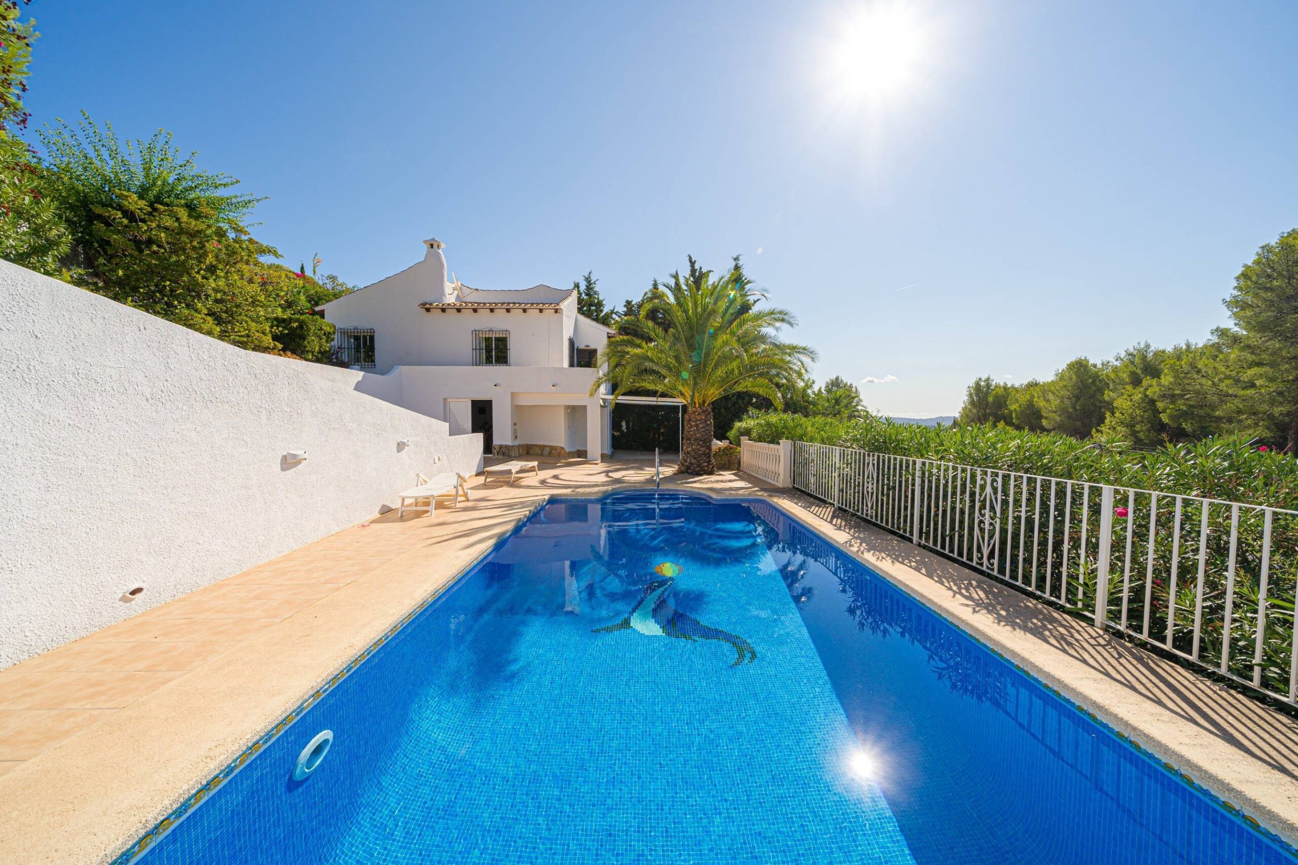 Villa de tres dormitorios con piscina en venta en Alcalali