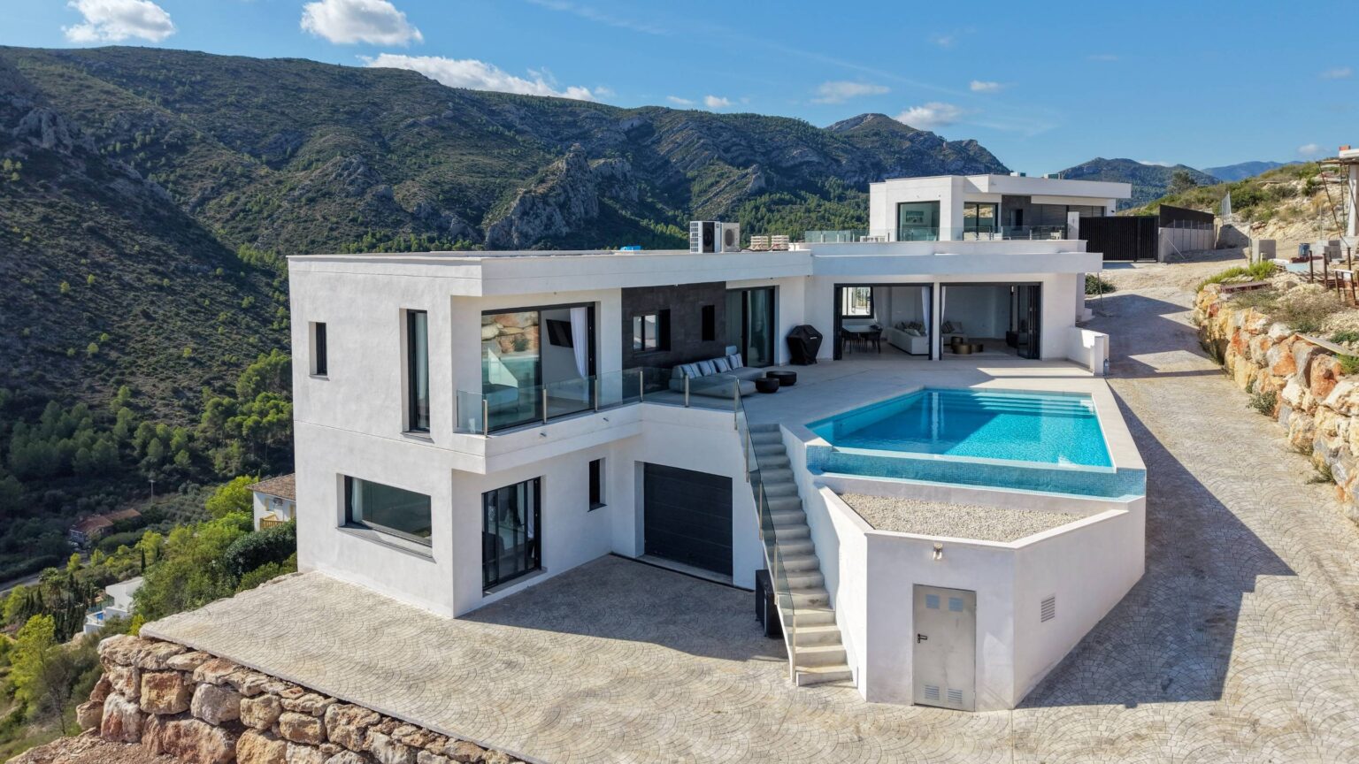 Villa Solana. Villa nueva en venta con vistas panorámicas. Construcción lista para comenzar.