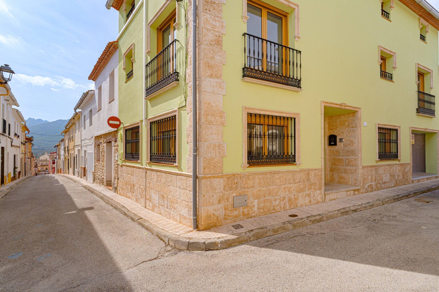 Elegante casa adosada a la venta de tres plantas en Alcalalí con terraza y vistas a la montaña