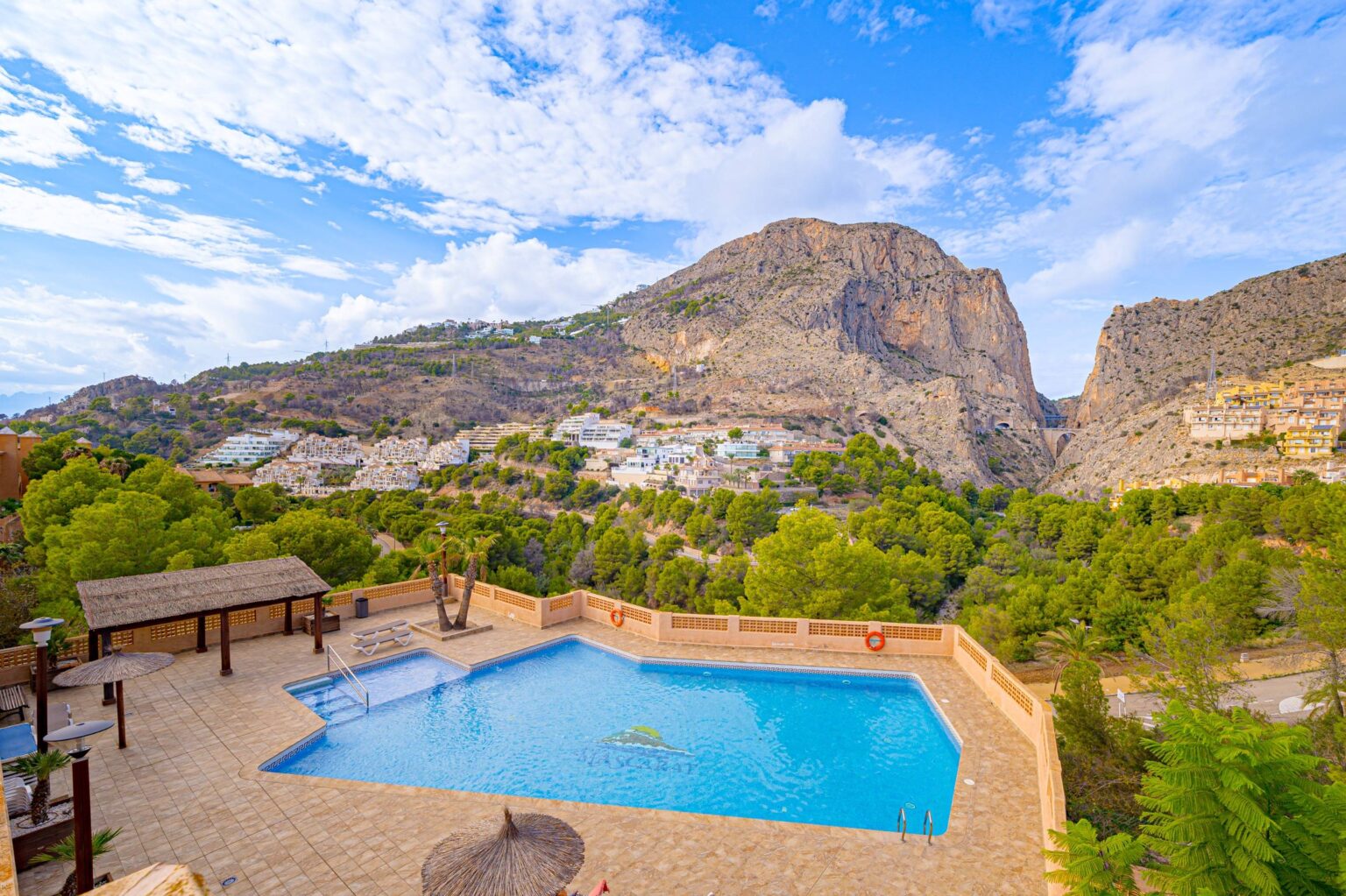 Vistas al mar y la montaña - Elegante apartamento a la venta en Mascarat