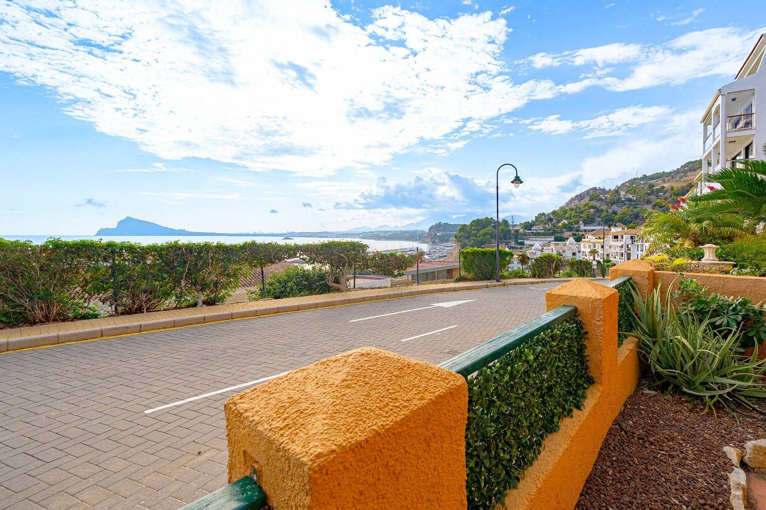 Vistas al mar y la montaña - Elegante apartamento a la venta en Mascarat