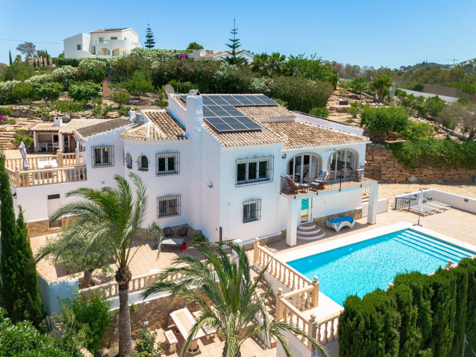 Villa Susana. Amplia villa reformada con orientación sur en venta en Jávea.