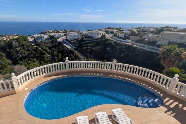 Villa de 5 dormitorios con vistas panorámicas al mar en Cumbres del Sol