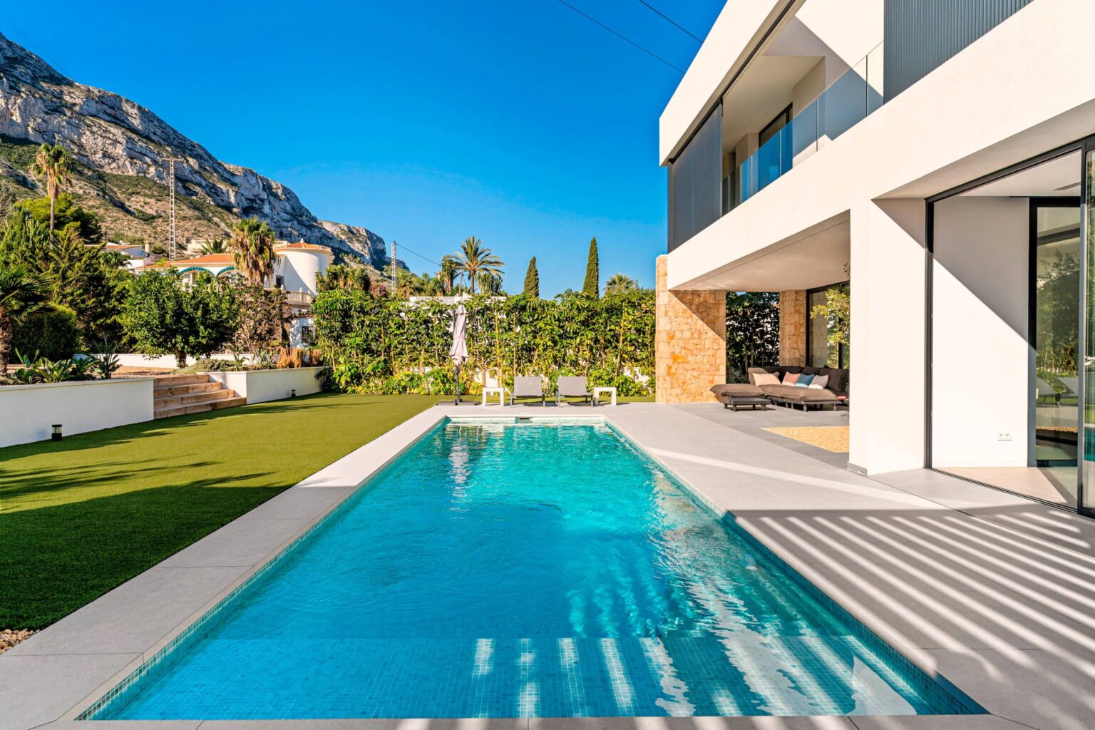 Villa Andrea. Elegante villa moderna en venta con vistas al Montgo.