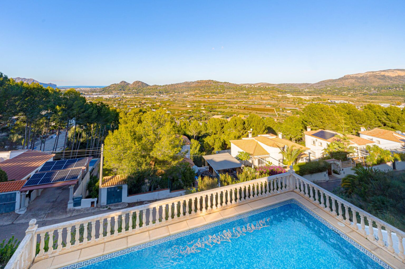 Atractiva vivienda con vistas despejadas en venta en Pedreguer