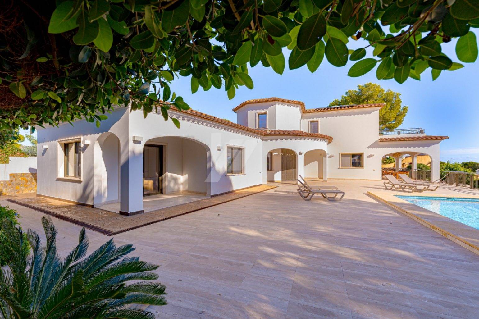 Villa Estrella. Exclusiva villa en segunda línea en venta en Moraira con vistas al mar.