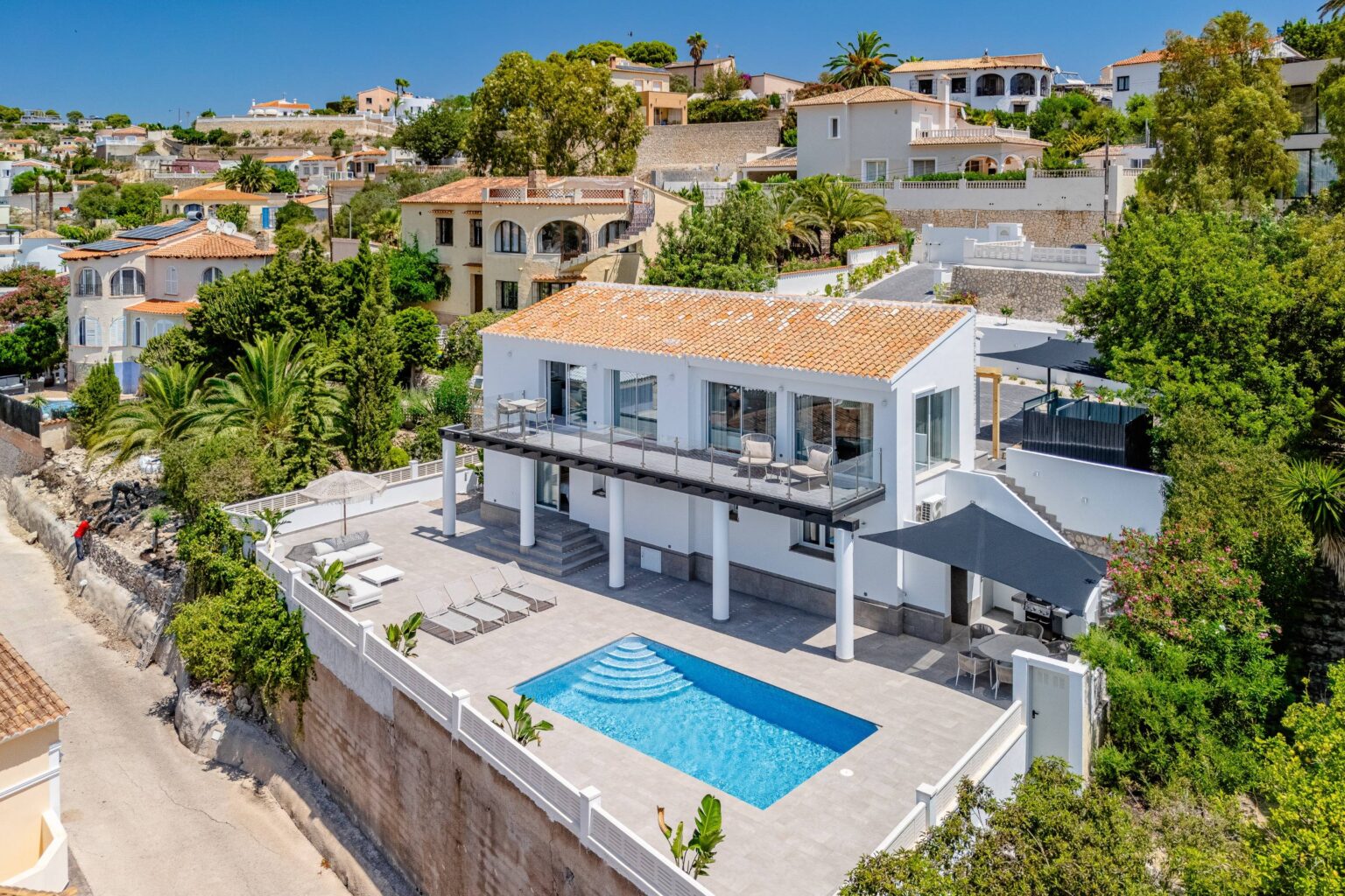 Villa a la venta con vistas al mar y a la montaña en Calpe