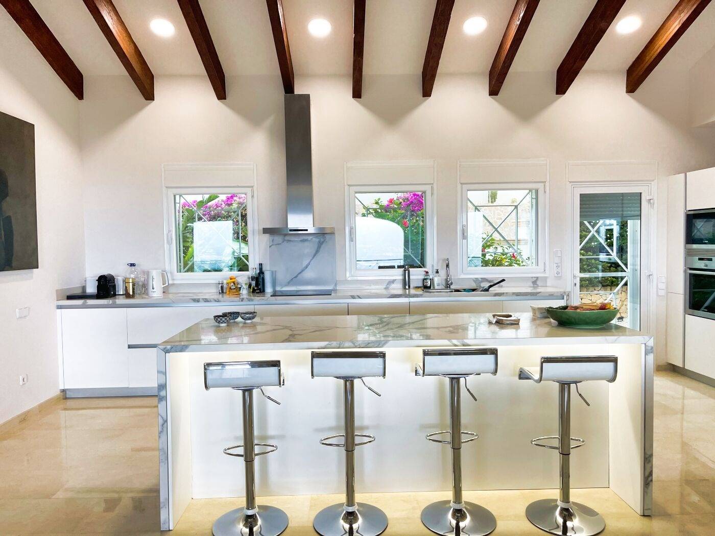 Villa en Sierra de Altea con amplios jardines y vistas panorámicas