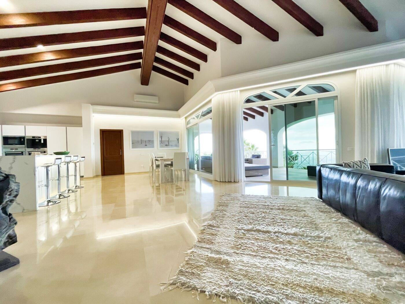 Villa en Sierra de Altea con amplios jardines y vistas panorámicas