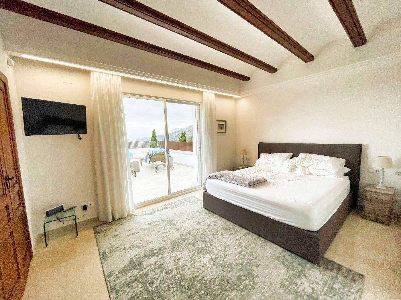 Villa en Sierra de Altea con amplios jardines y vistas panorámicas