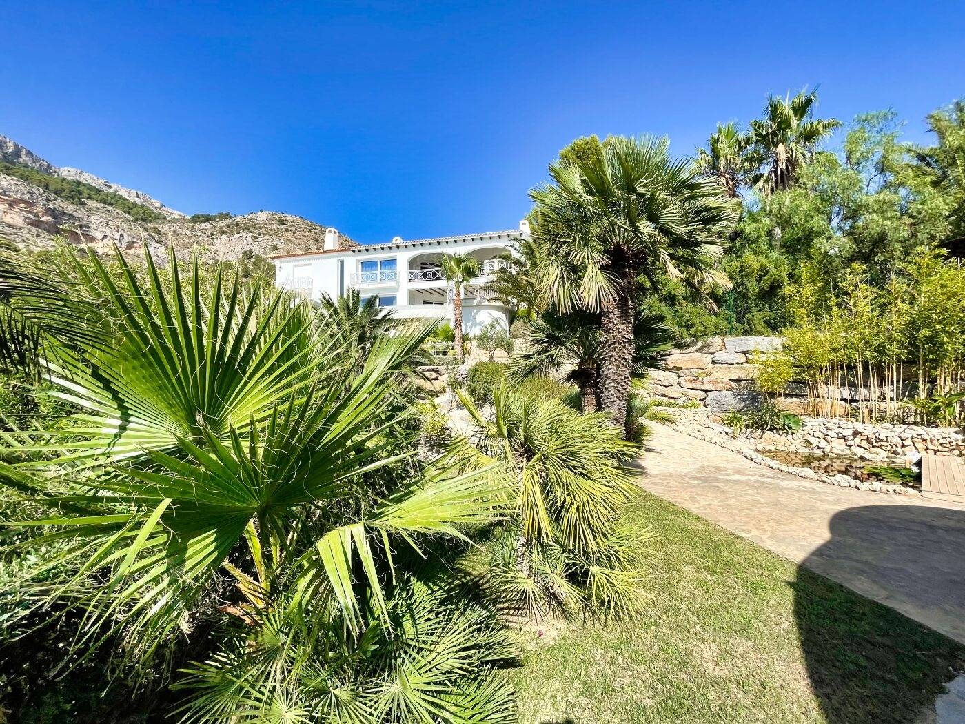 Villa en Sierra de Altea con amplios jardines y vistas panorámicas