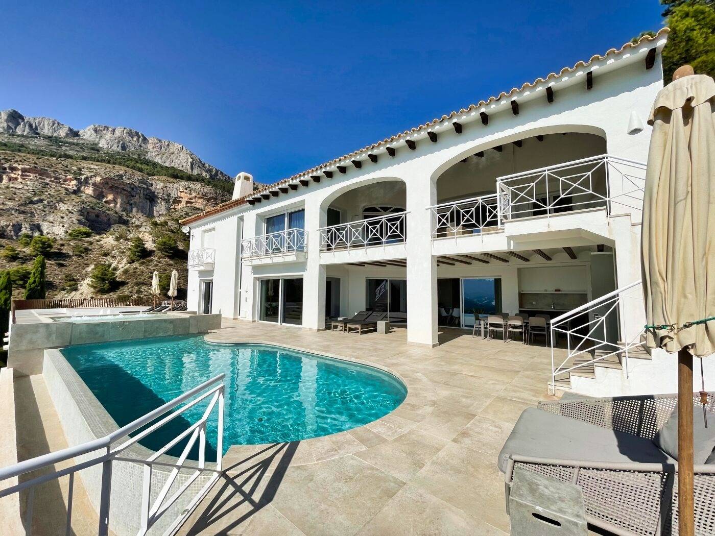 Villa en Sierra de Altea con amplios jardines y vistas panorámicas