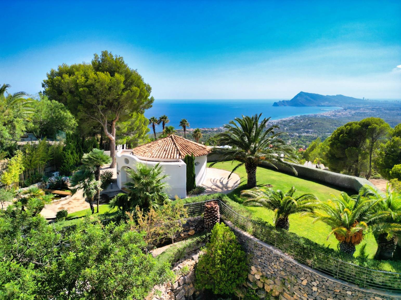 Villa en Sierra de Altea con amplios jardines y vistas panorámicas