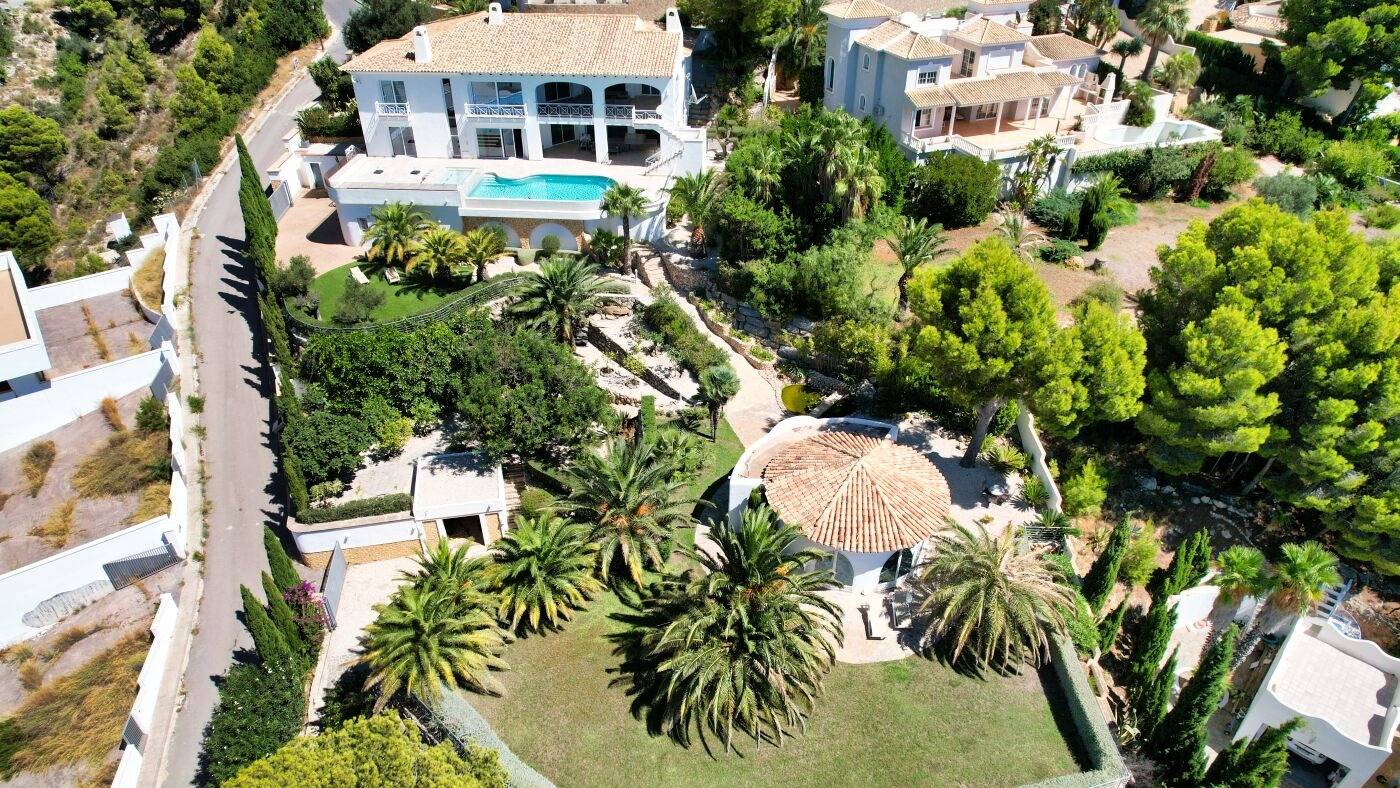 Villa en Sierra de Altea con amplios jardines y vistas panorámicas