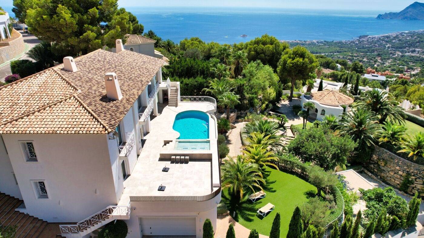 Villa en Sierra de Altea con amplios jardines y vistas panorámicas
