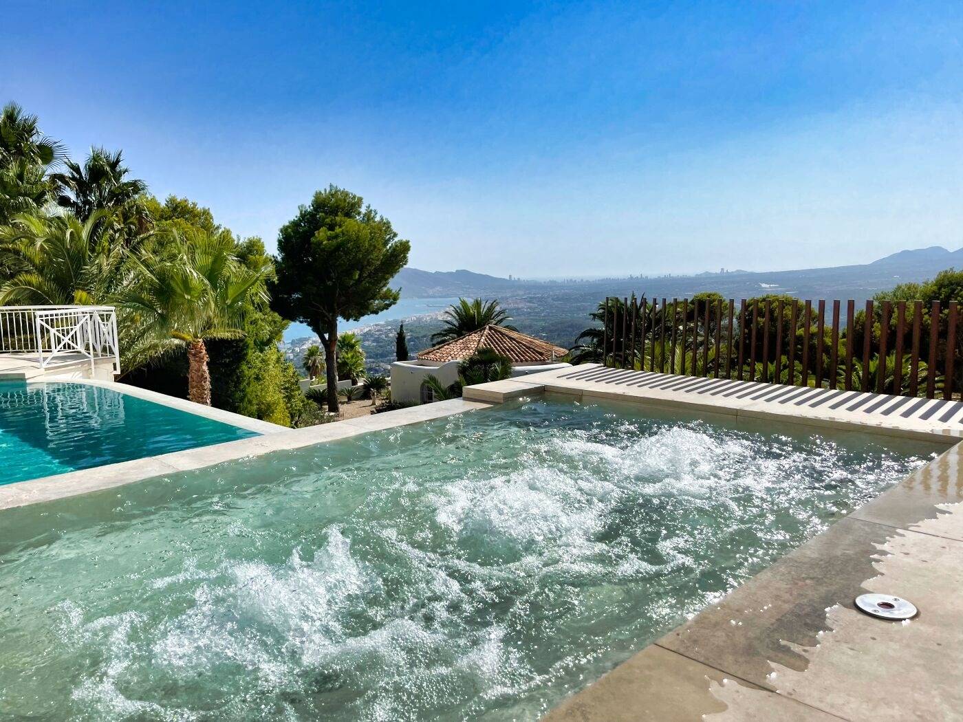 Villa en Sierra de Altea con amplios jardines y vistas panorámicas