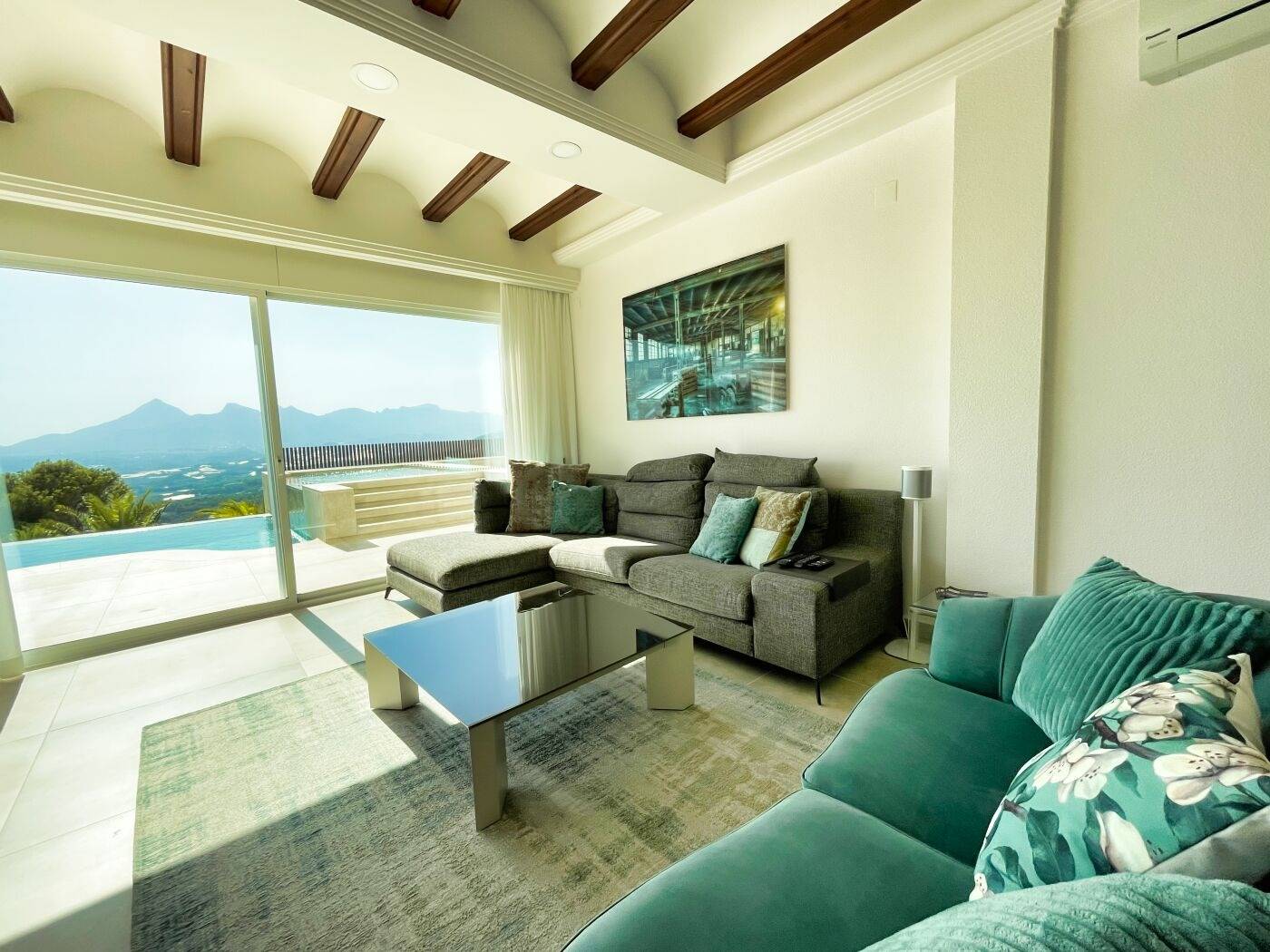 Villa en Sierra de Altea con amplios jardines y vistas panorámicas