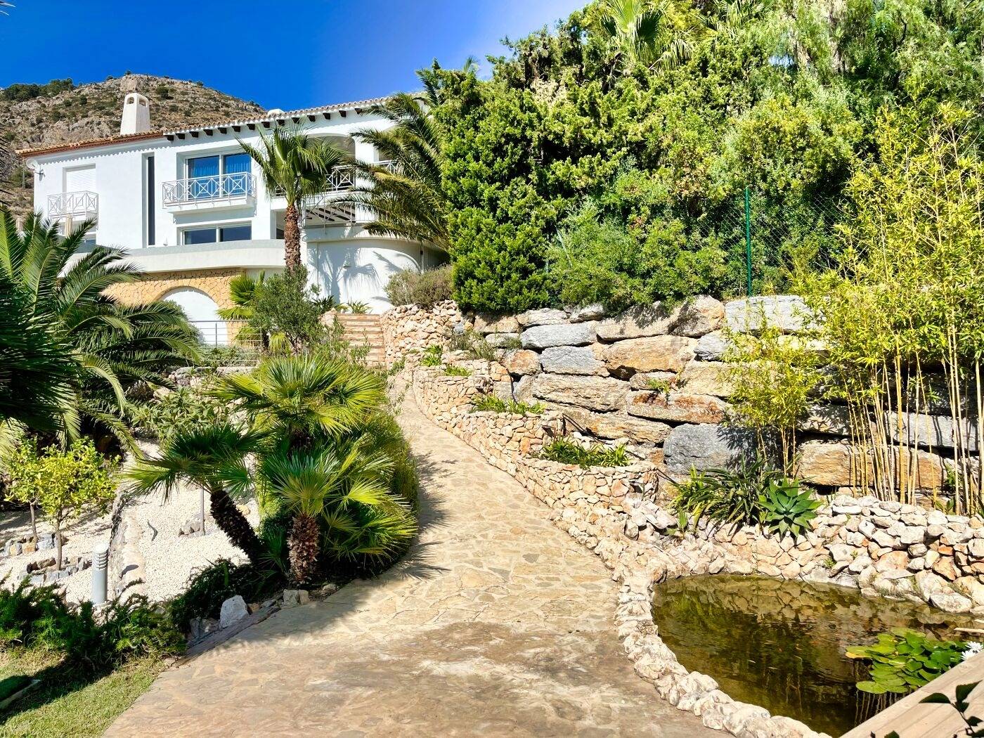 Villa en Sierra de Altea con amplios jardines y vistas panorámicas