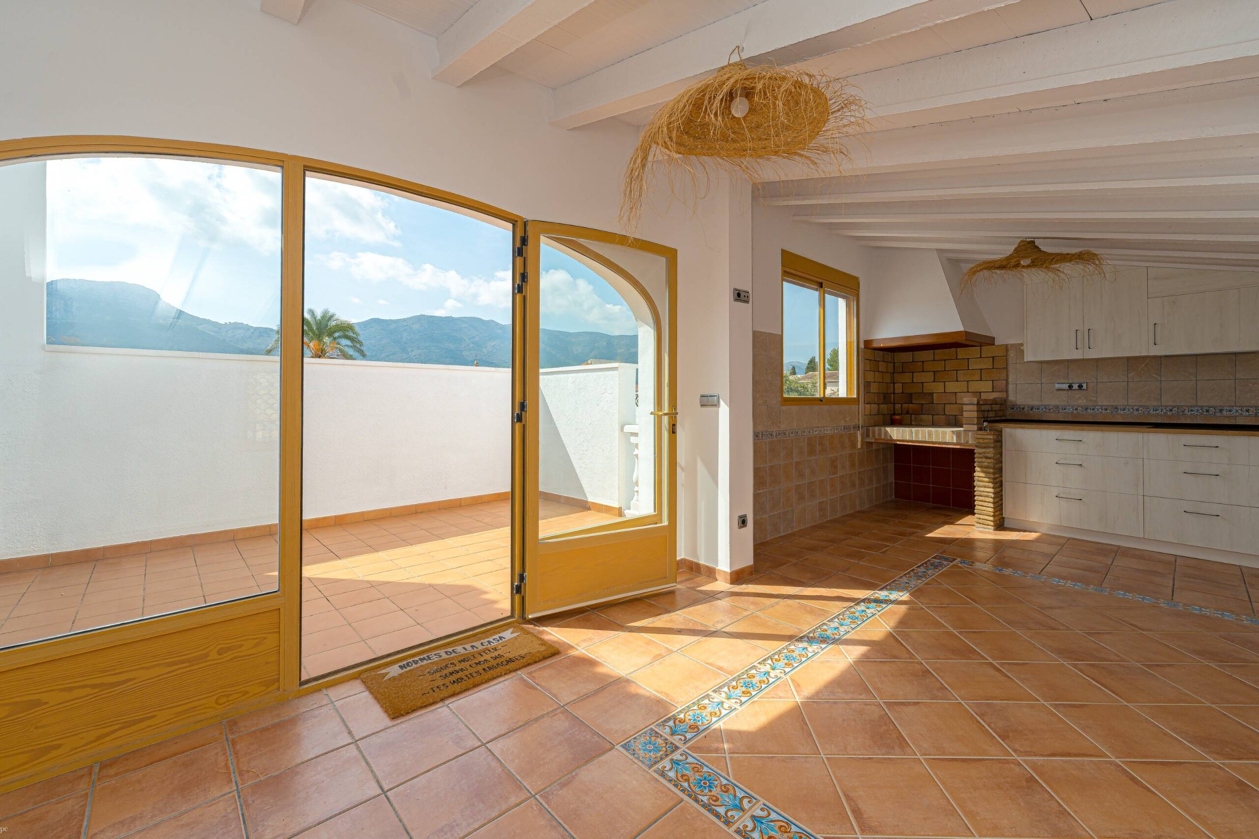 Elegante casa adosada a la venta de tres plantas en Alcalalí con terraza y vistas a la montaña