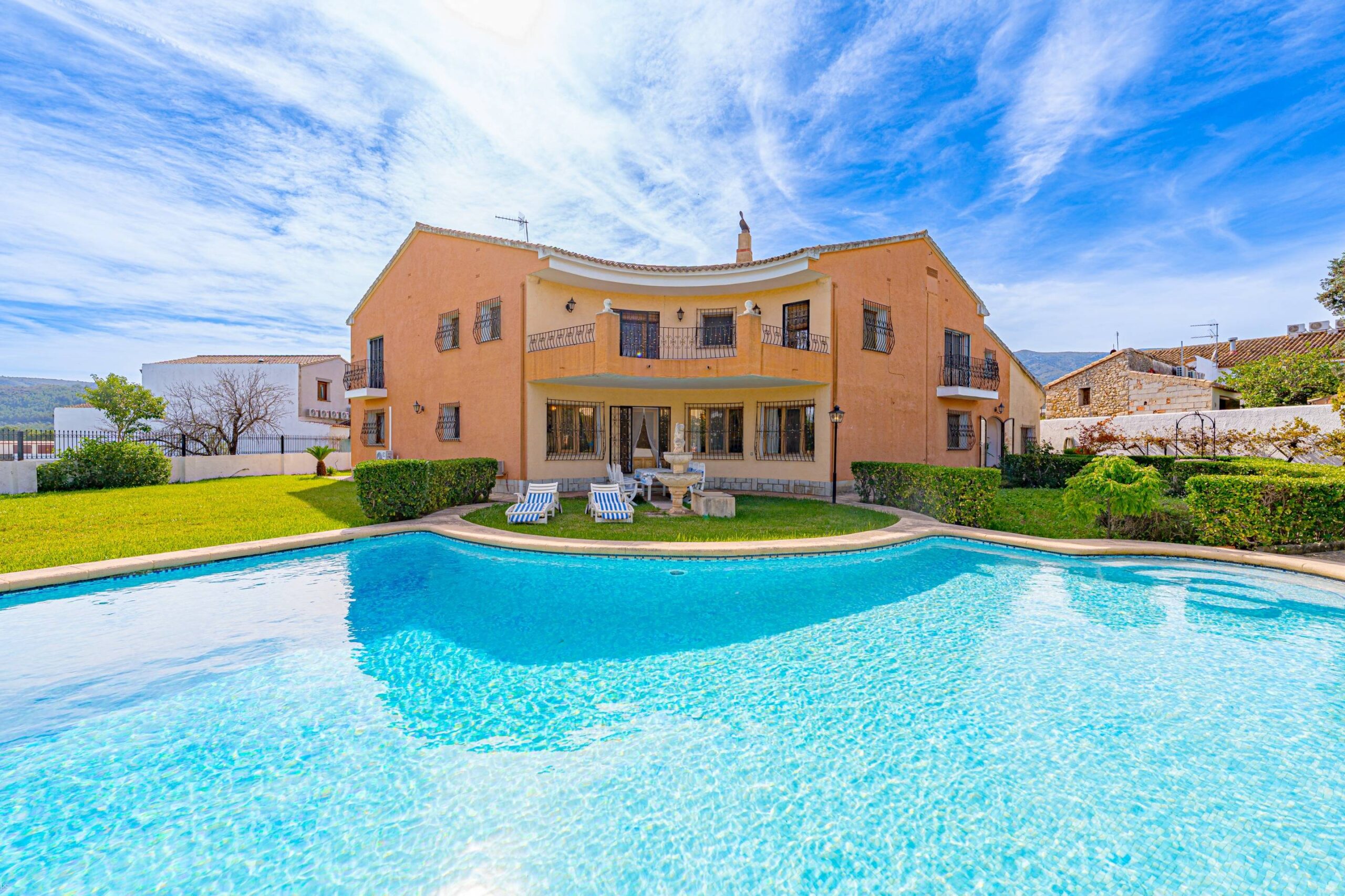 Villa mediterránea con vistas al valle a la venta en el centro de Alcalalí