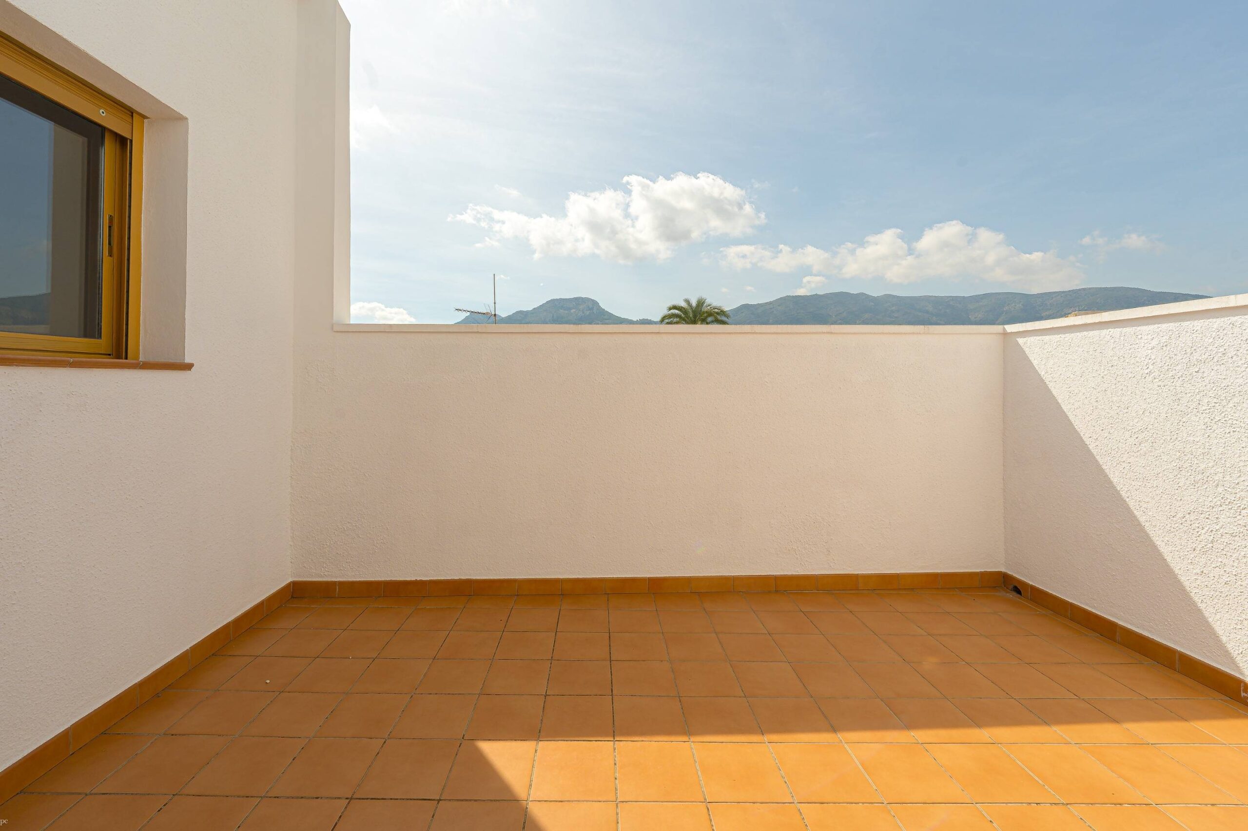 Elegante casa adosada a la venta de tres plantas en Alcalalí con terraza y vistas a la montaña