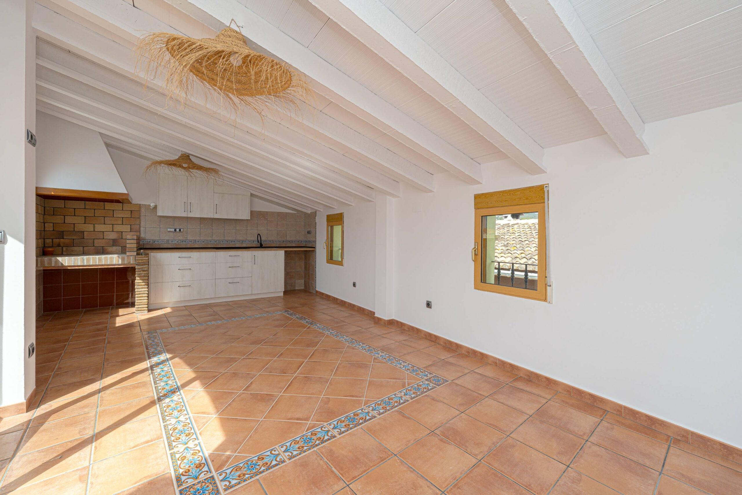 Elegante casa adosada a la venta de tres plantas en Alcalalí con terraza y vistas a la montaña