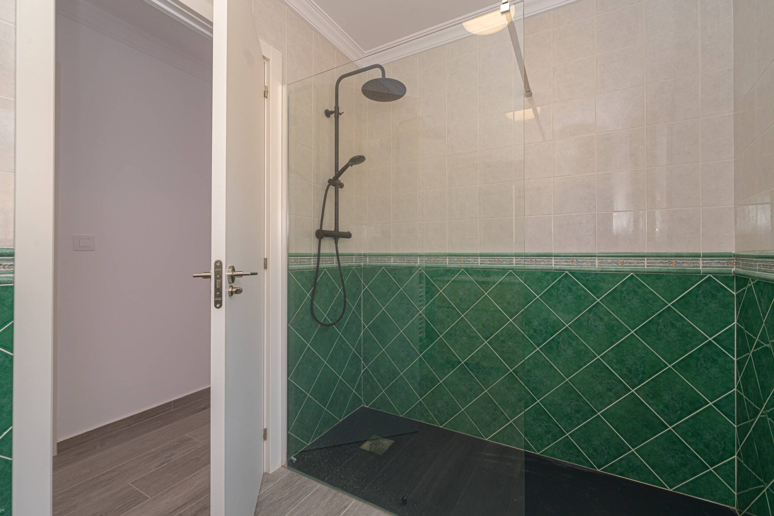 Elegante casa adosada a la venta de tres plantas en Alcalalí con terraza y vistas a la montaña