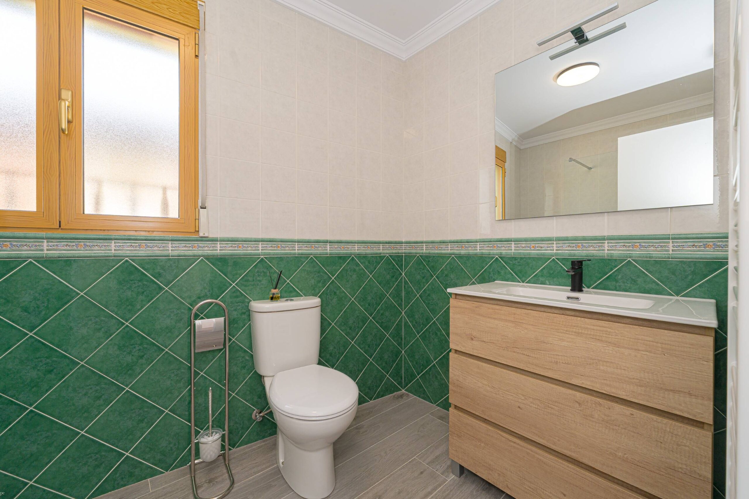 Elegante casa adosada a la venta de tres plantas en Alcalalí con terraza y vistas a la montaña