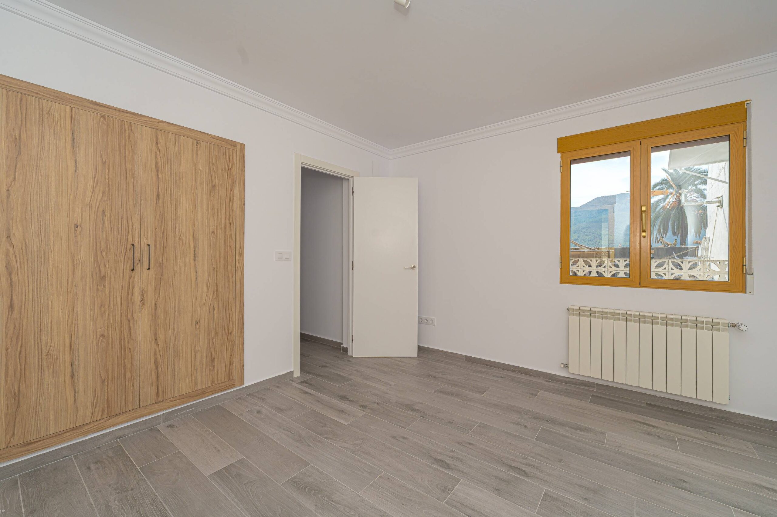Elegante casa adosada a la venta de tres plantas en Alcalalí con terraza y vistas a la montaña
