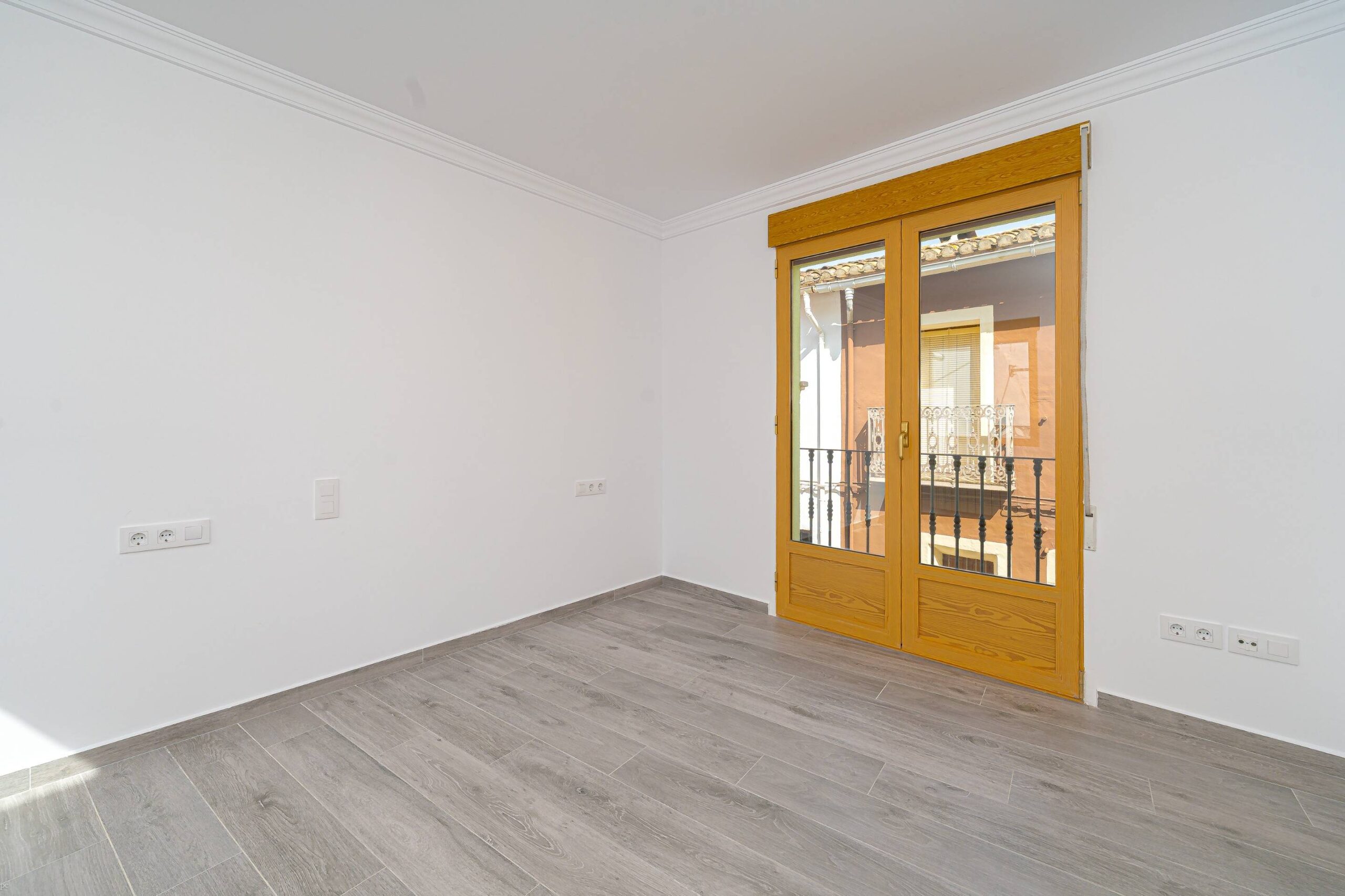 Elegante casa adosada a la venta de tres plantas en Alcalalí con terraza y vistas a la montaña