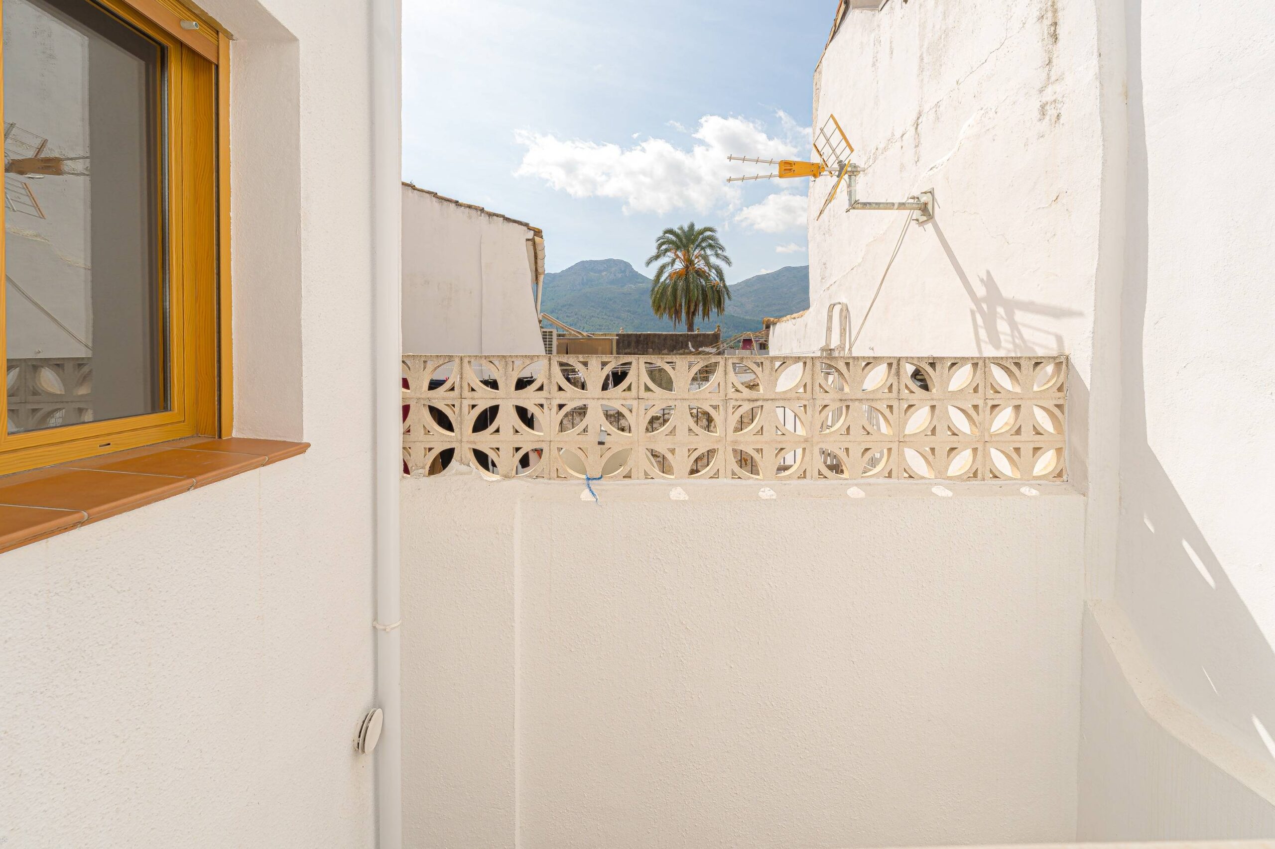 Elegante casa adosada a la venta de tres plantas en Alcalalí con terraza y vistas a la montaña
