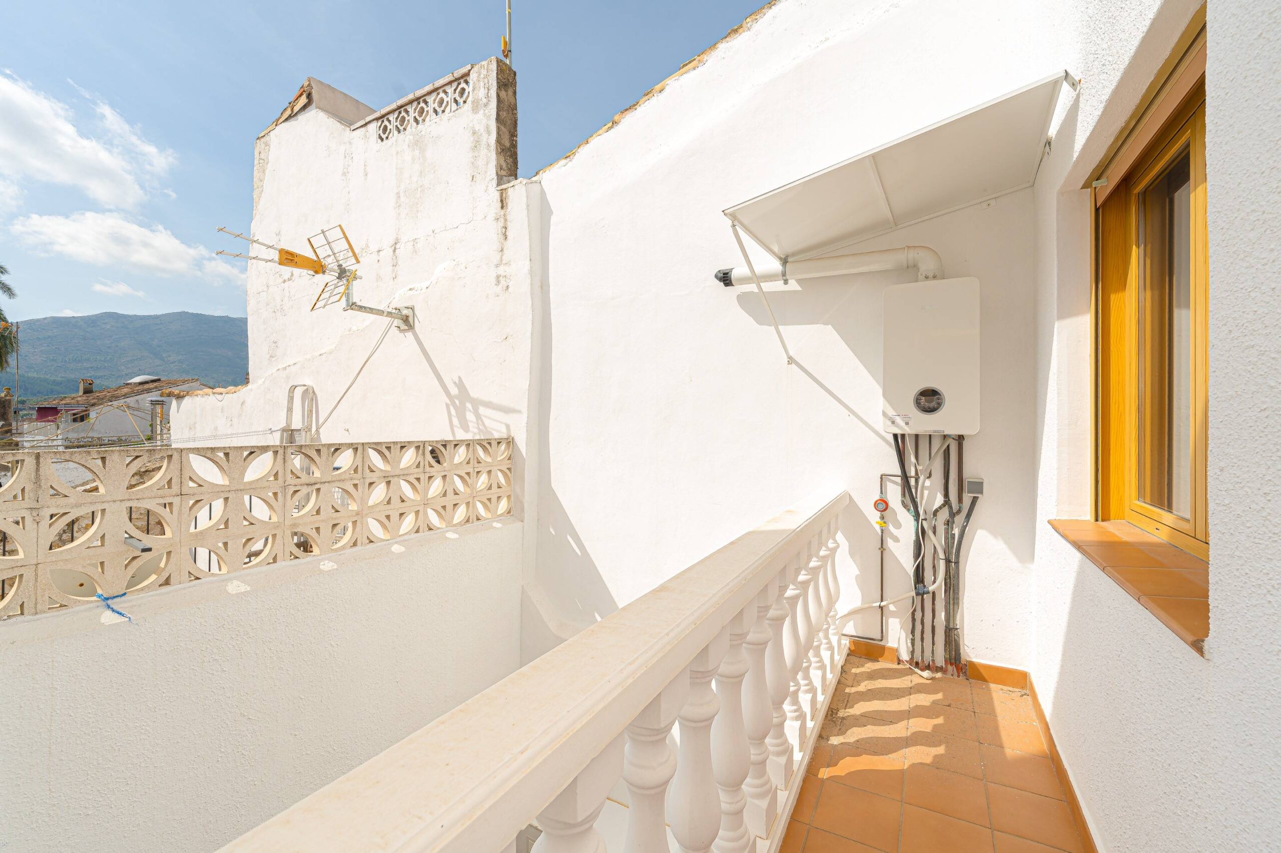 Elegante casa adosada a la venta de tres plantas en Alcalalí con terraza y vistas a la montaña