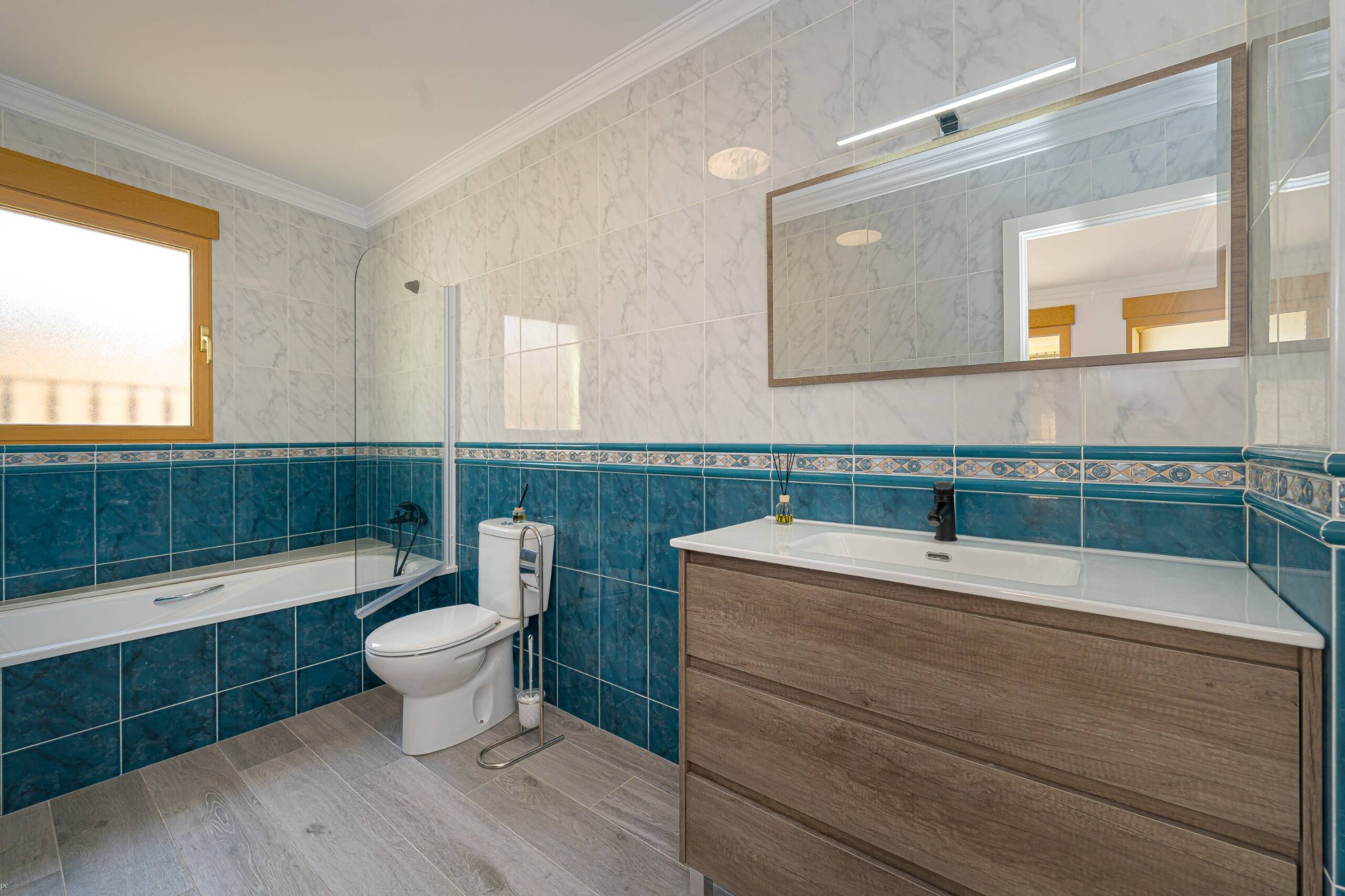 Elegante casa adosada a la venta de tres plantas en Alcalalí con terraza y vistas a la montaña