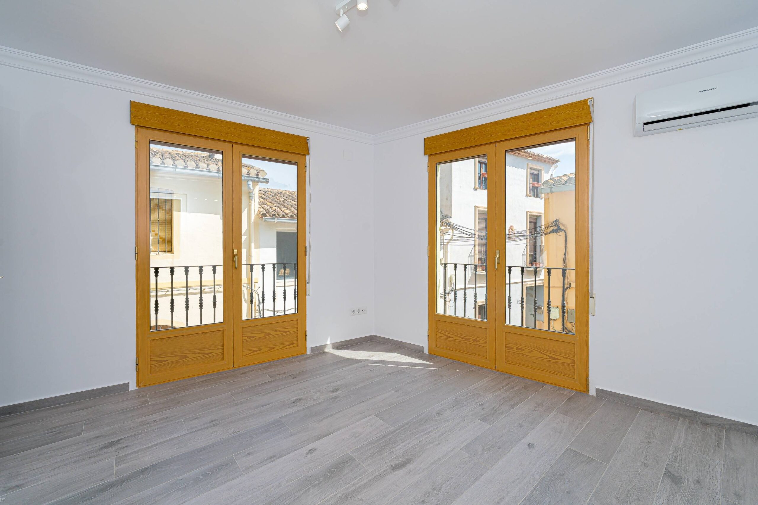 Elegante casa adosada a la venta de tres plantas en Alcalalí con terraza y vistas a la montaña