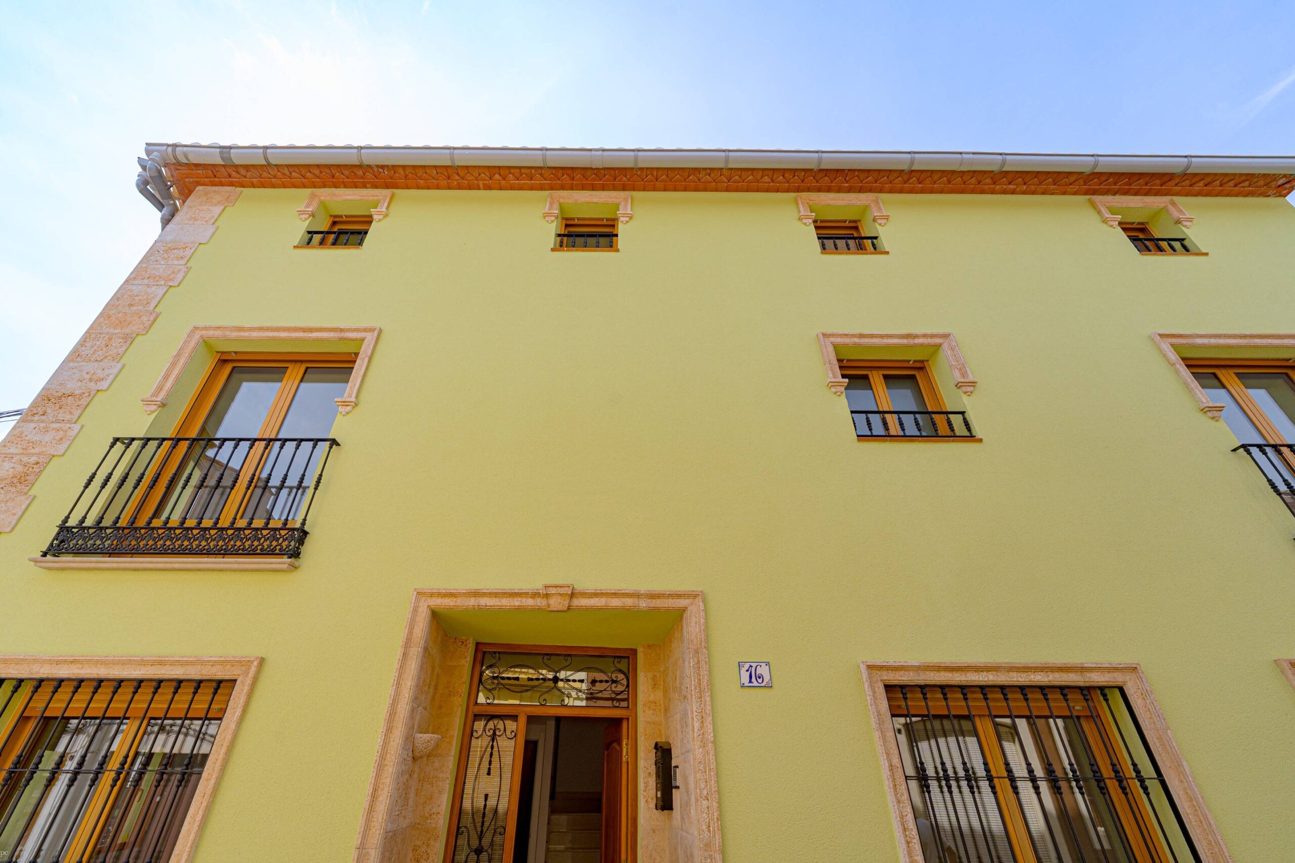 Elegante casa adosada a la venta de tres plantas en Alcalalí con terraza y vistas a la montaña