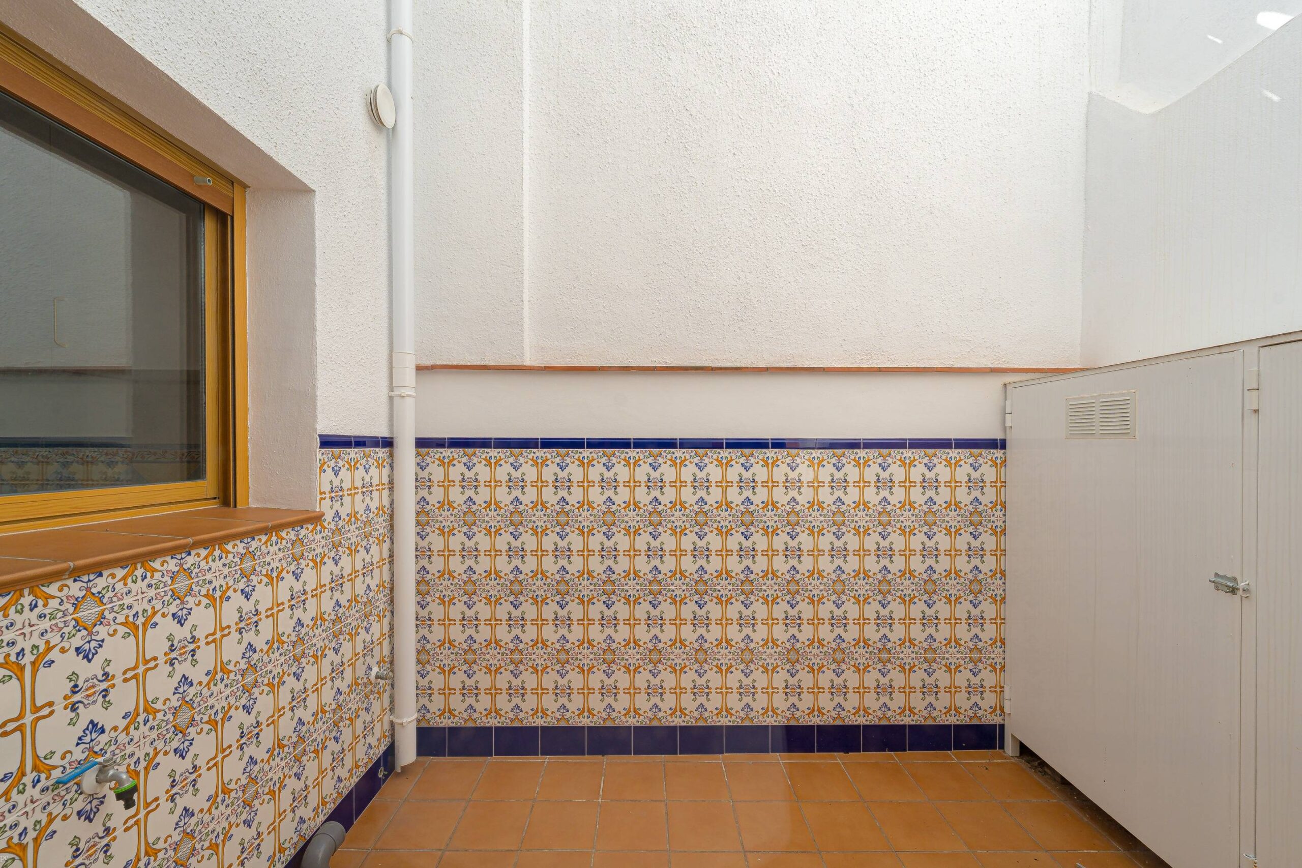 Elegante casa adosada a la venta de tres plantas en Alcalalí con terraza y vistas a la montaña