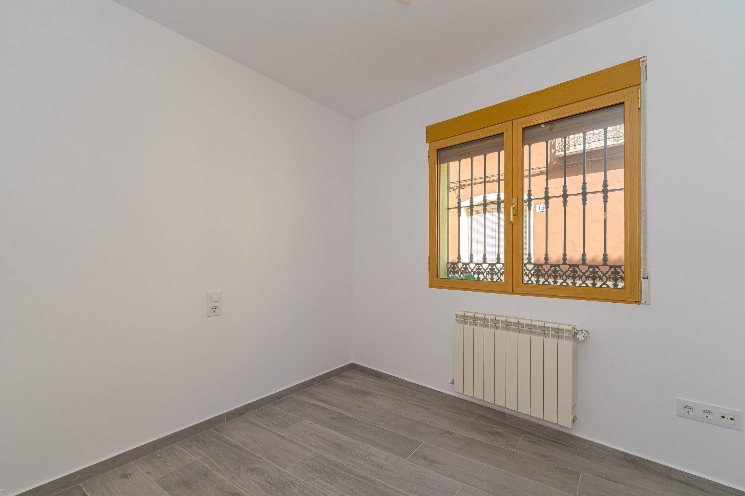 Elegante casa adosada a la venta de tres plantas en Alcalalí con terraza y vistas a la montaña
