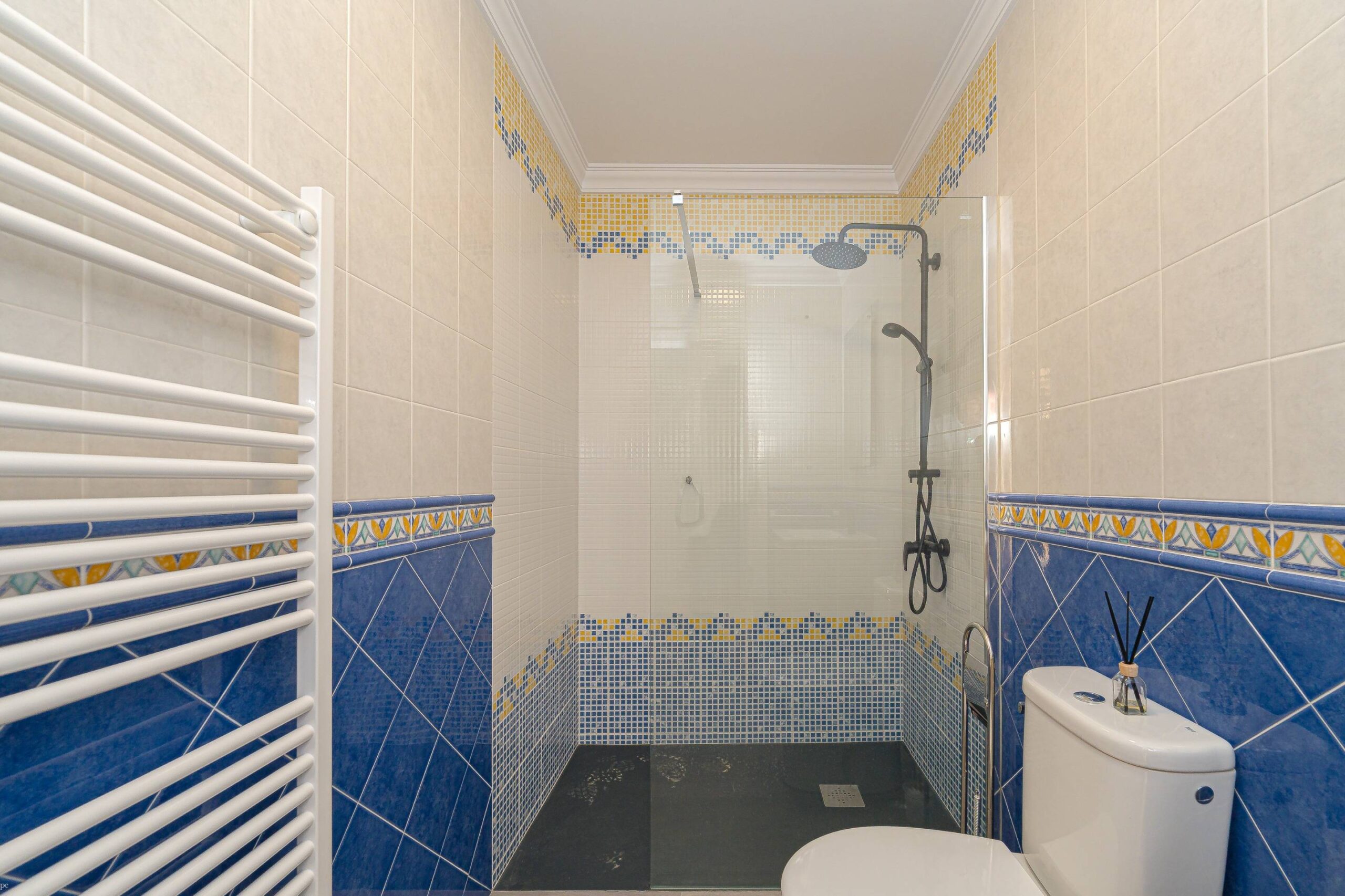 Elegante casa adosada a la venta de tres plantas en Alcalalí con terraza y vistas a la montaña