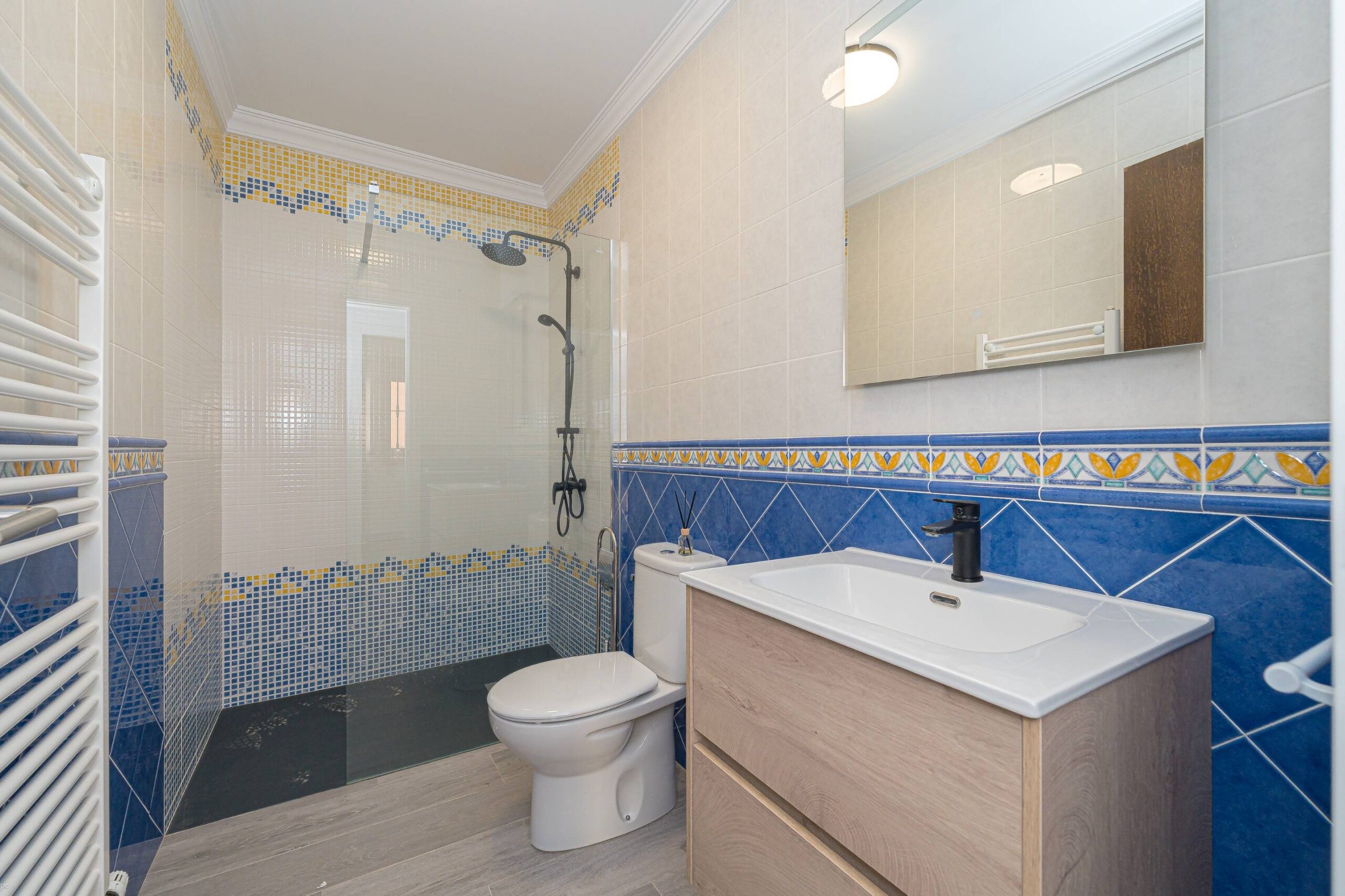 Elegante casa adosada a la venta de tres plantas en Alcalalí con terraza y vistas a la montaña