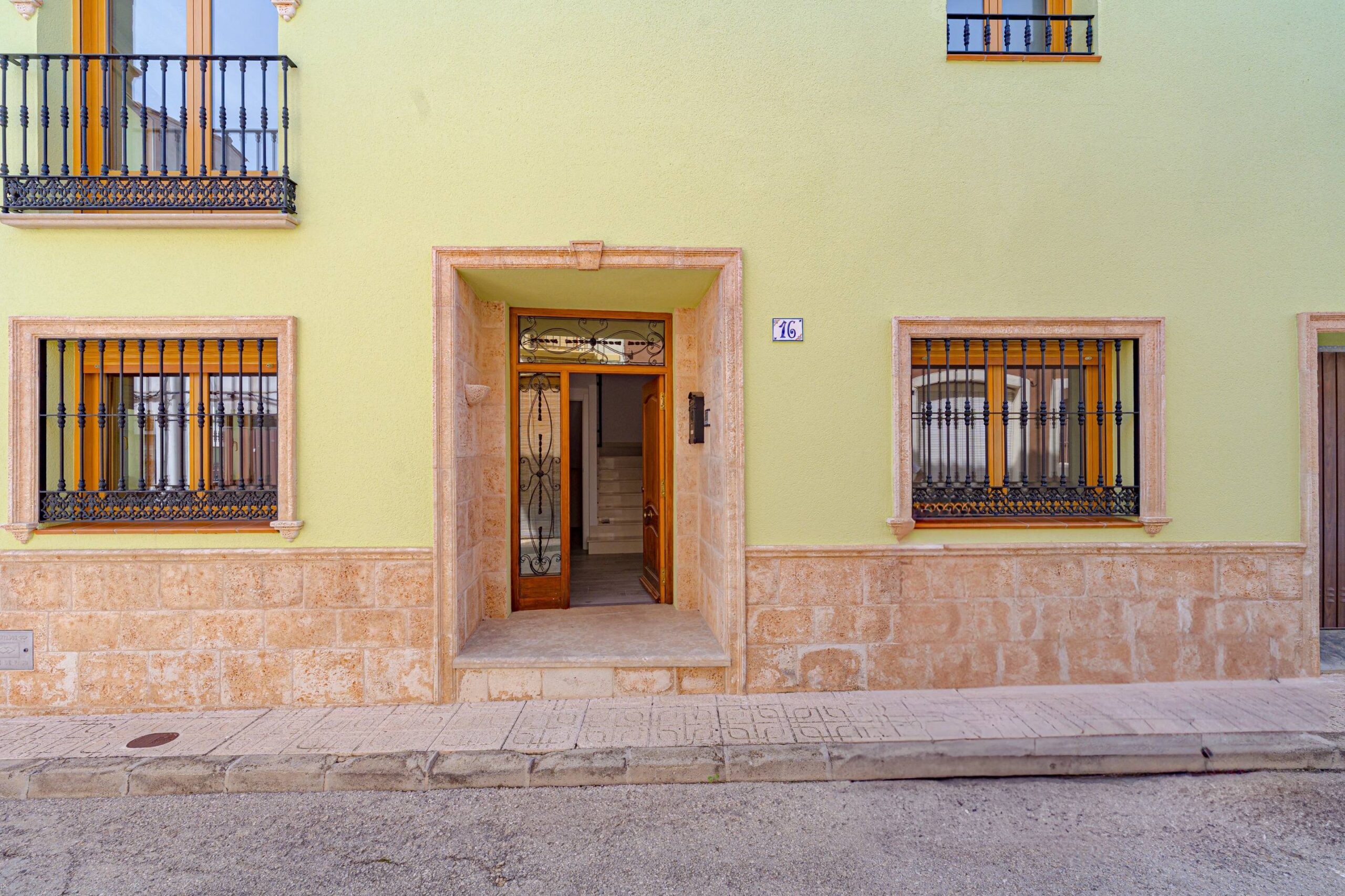 Elegante casa adosada a la venta de tres plantas en Alcalalí con terraza y vistas a la montaña
