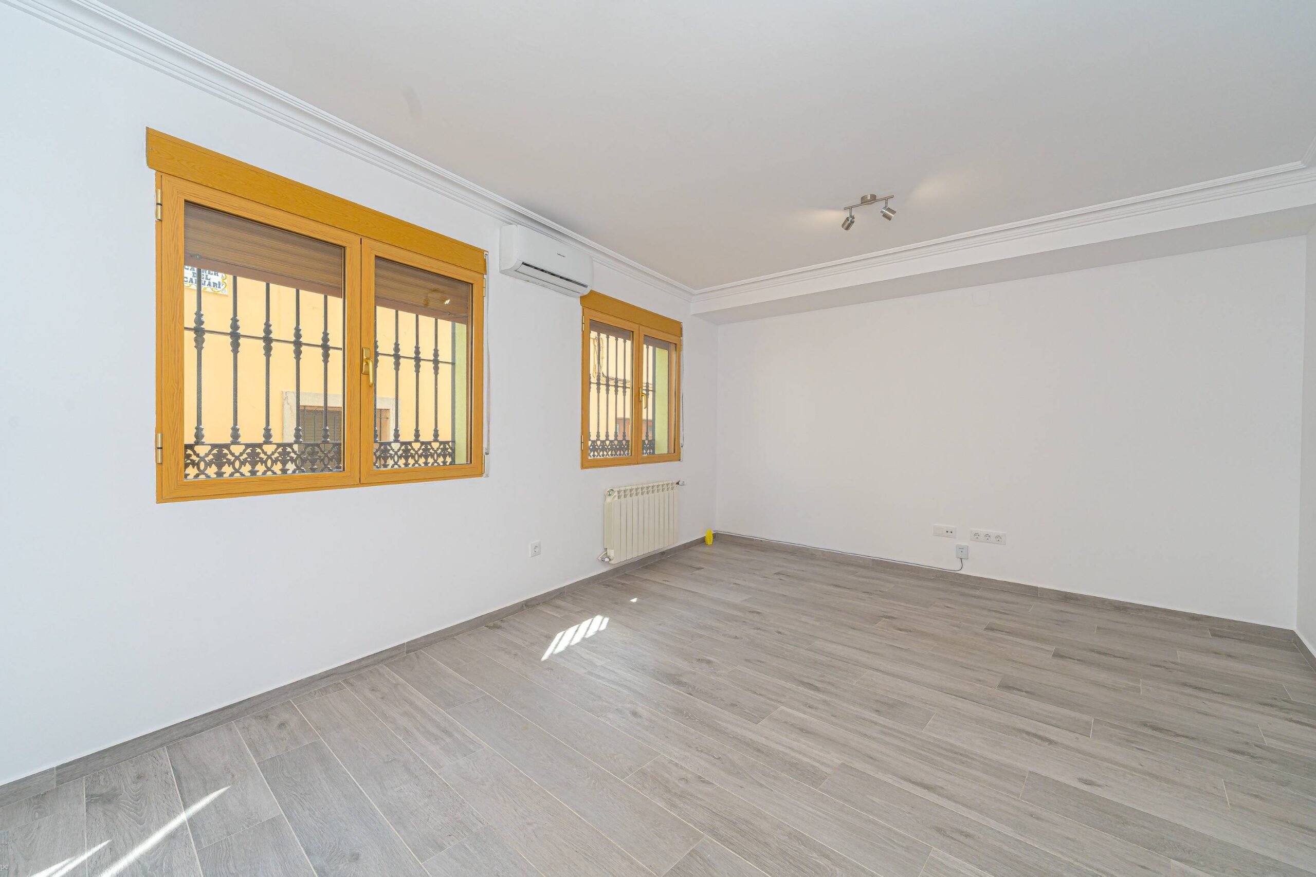 Elegante casa adosada a la venta de tres plantas en Alcalalí con terraza y vistas a la montaña