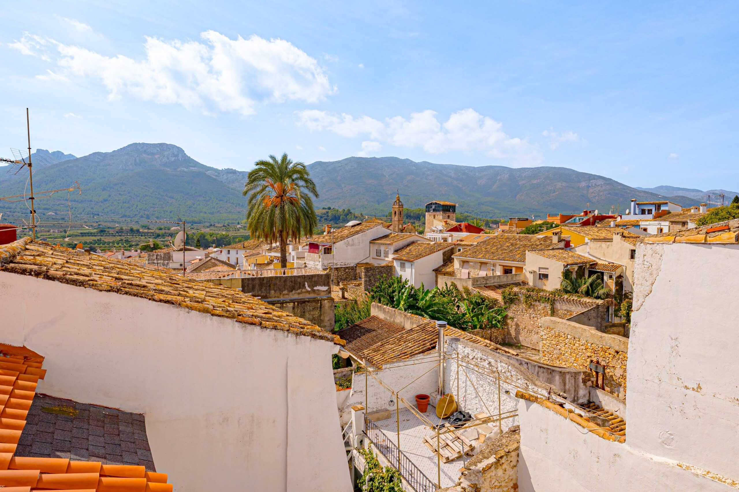 Elegante casa adosada a la venta de tres plantas en Alcalalí con terraza y vistas a la montaña
