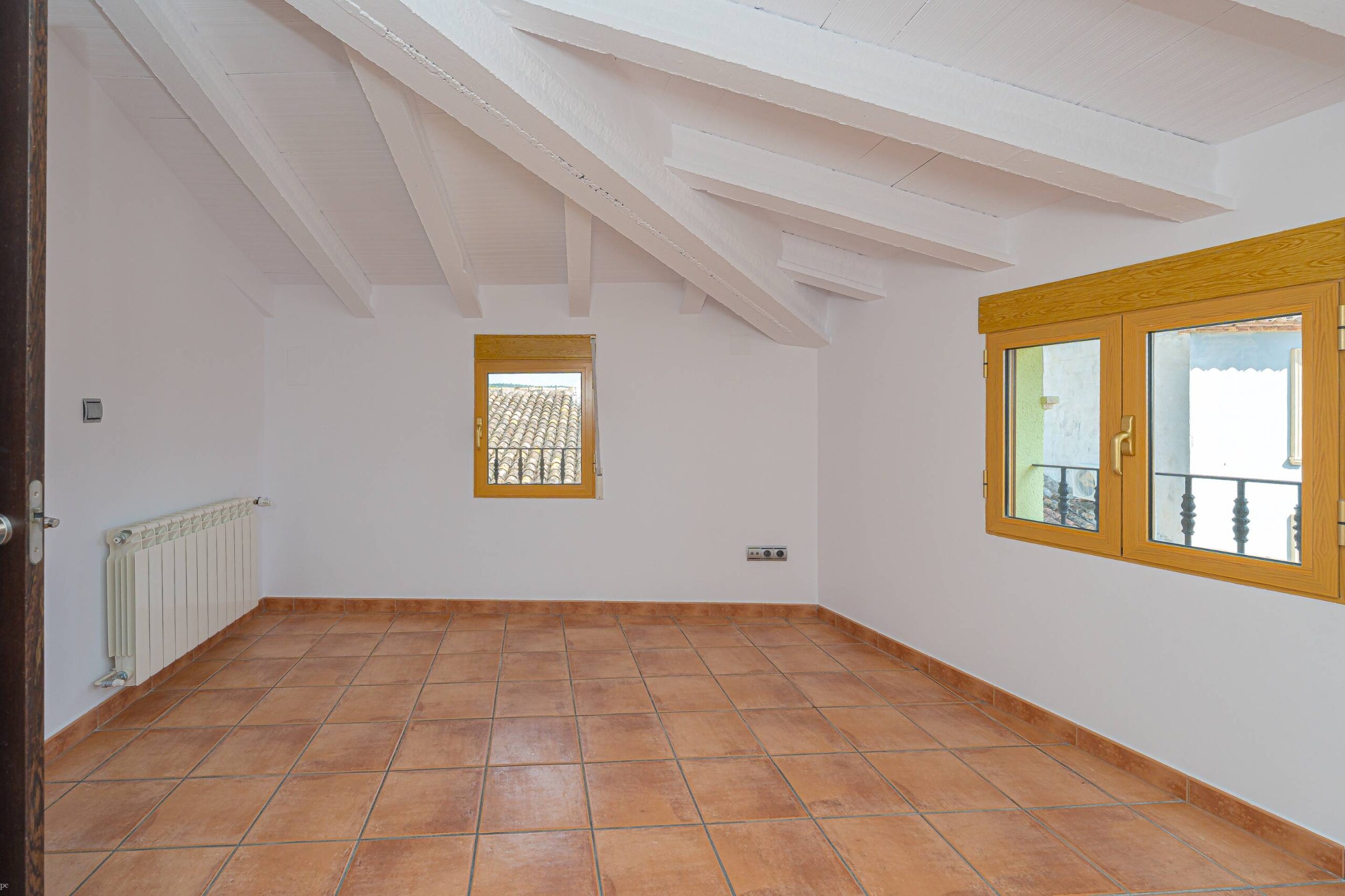 Elegante casa adosada a la venta de tres plantas en Alcalalí con terraza y vistas a la montaña