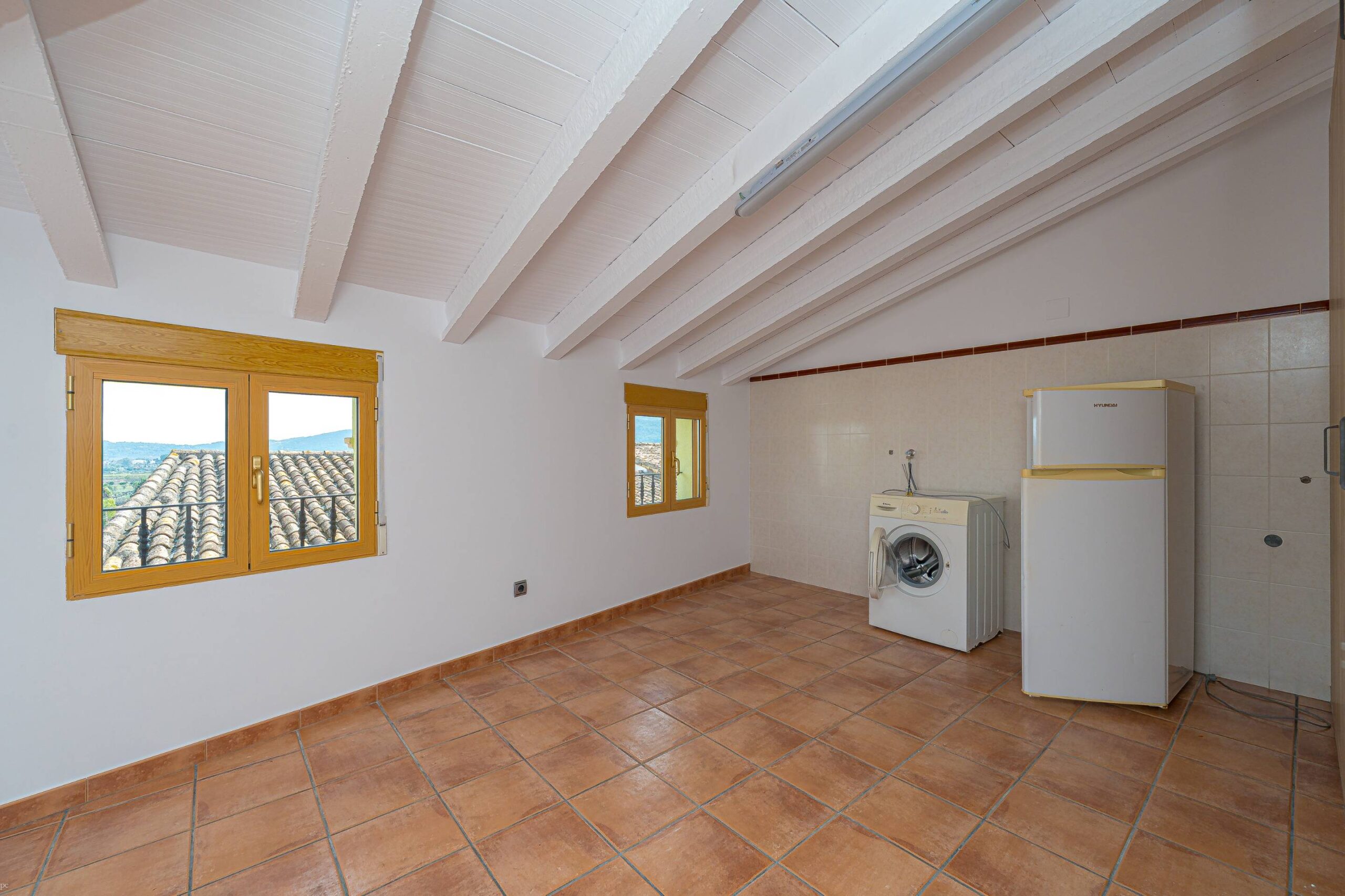 Elegante casa adosada a la venta de tres plantas en Alcalalí con terraza y vistas a la montaña
