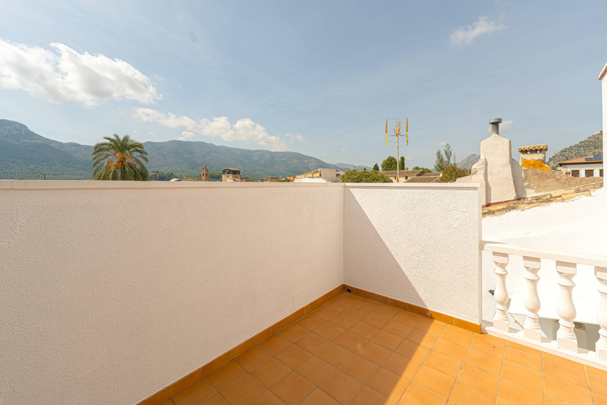 Elegante casa adosada a la venta de tres plantas en Alcalalí con terraza y vistas a la montaña