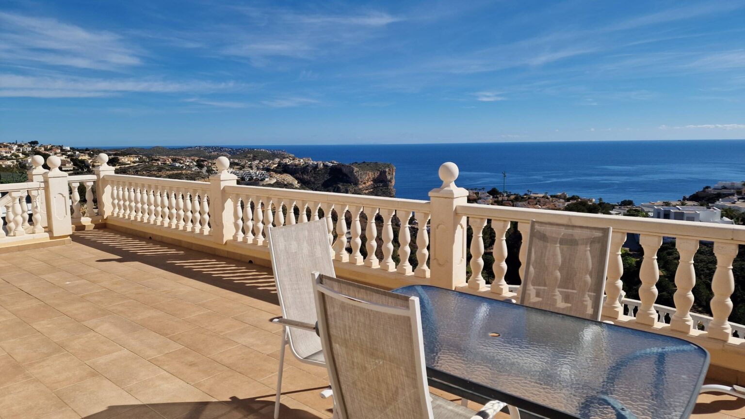 Villa de 4 dormitorios con vistas panorámicas al mar en Cumbres del Sol
