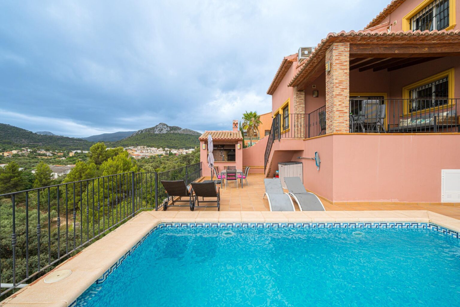 Villa  de 5 dormitorios en venta en Orba