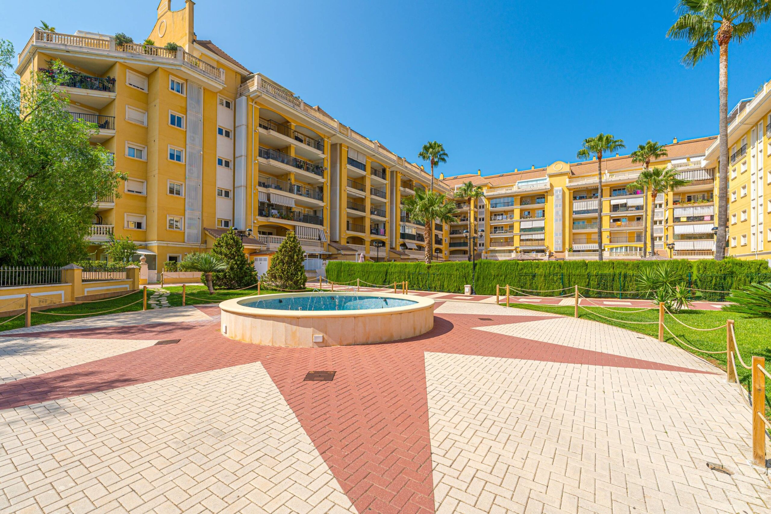 Residencia Denia Plaza. Amplio ático dúplex en venta en el centro de Denia.