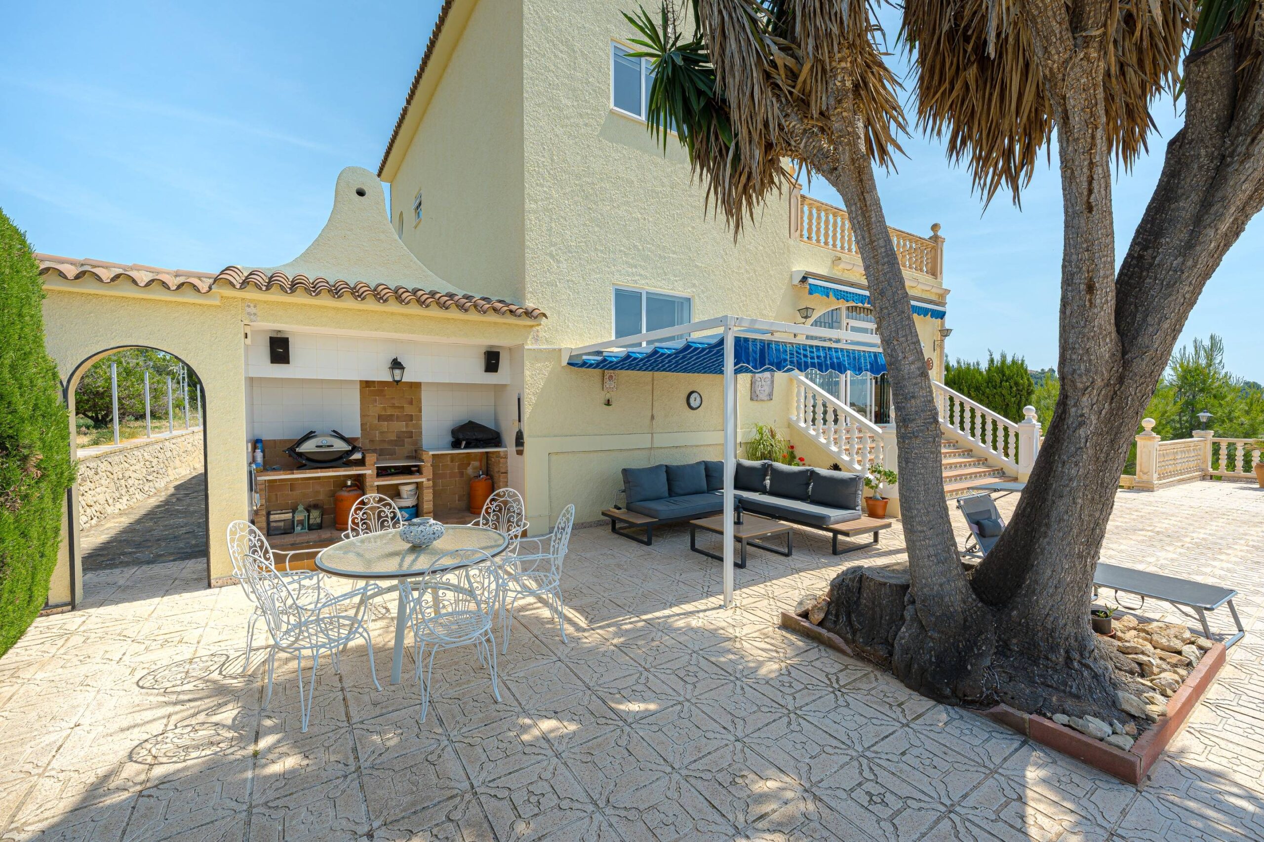 Se vende villa española con piscina privada y mucha intimidad en Calpe