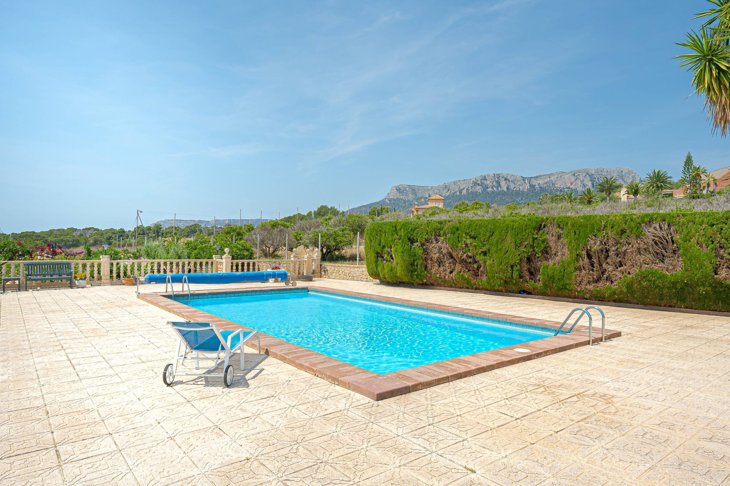 Se vende villa española con piscina privada y mucha intimidad en Calpe